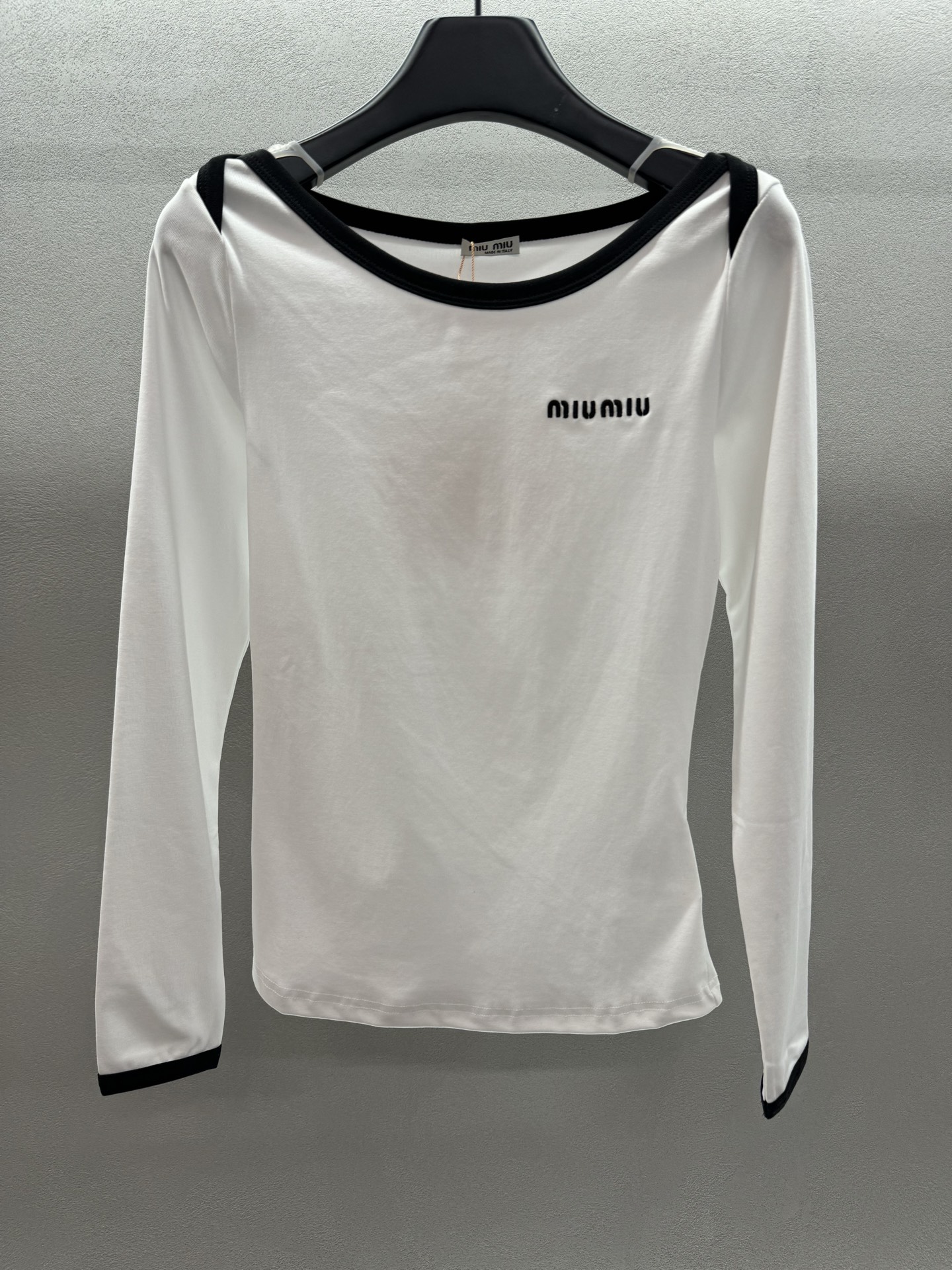 ￼ ❄️2025 Autumn and Winter❄️！MiuMi*u，撞色一字领长袖，超级遮肉显瘦，