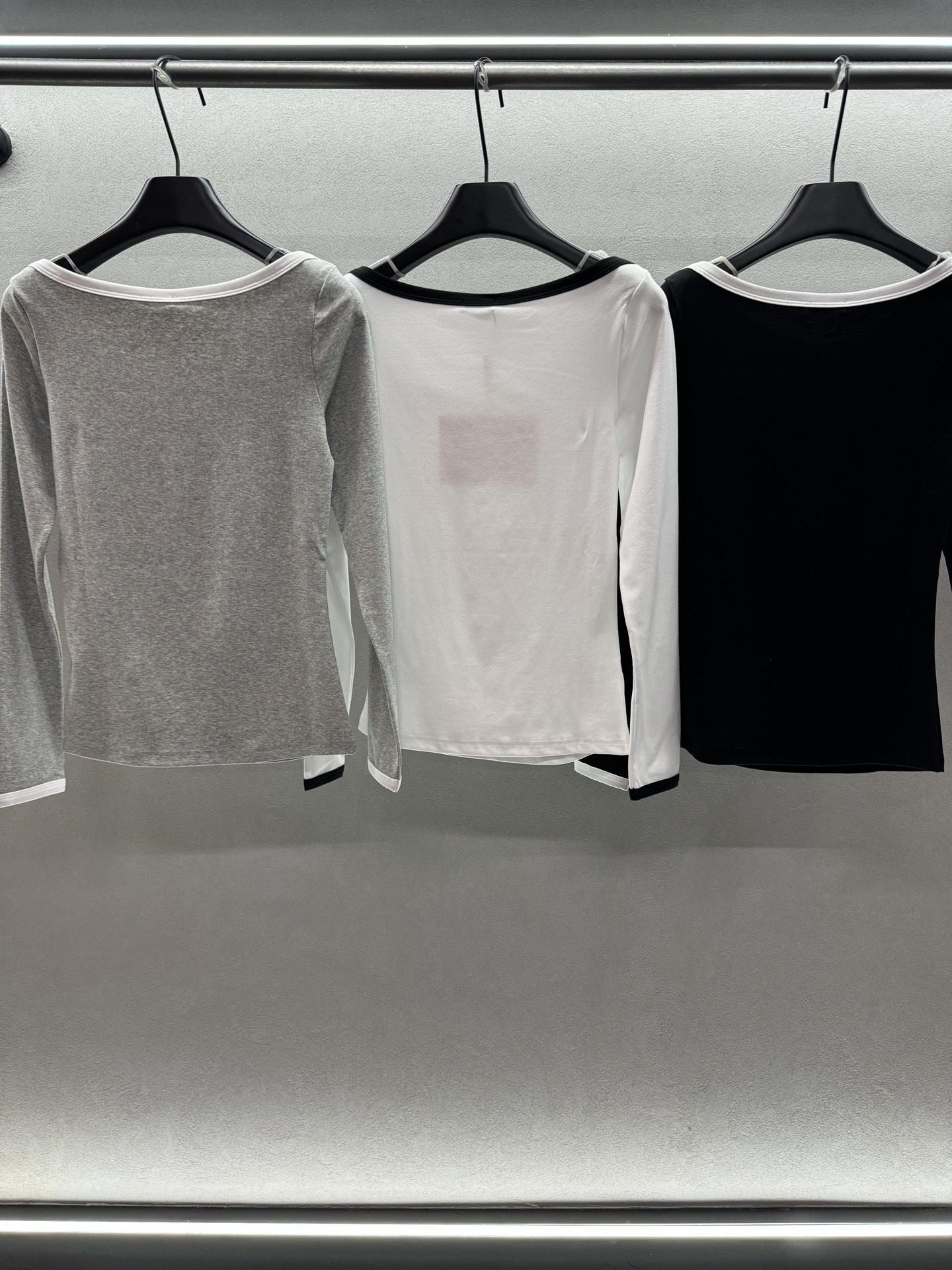 ￼ ❄️2025 Autumn and Winter❄️！MiuMi*u，撞色一字领长袖，超级遮肉显瘦，