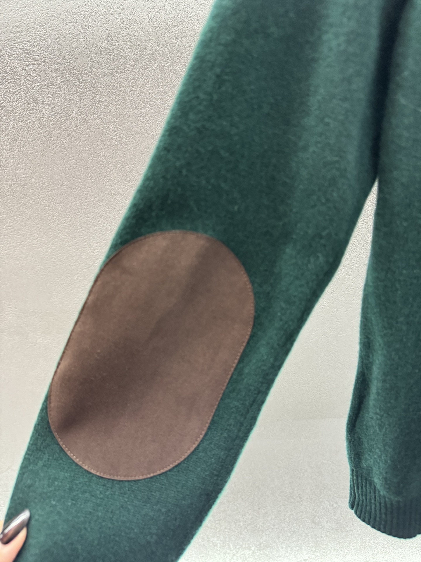 ￼ ❄️2025 Autumn and Winter❄️！Mi*Miu原版1:1版！复古墨绿针织开衫，复