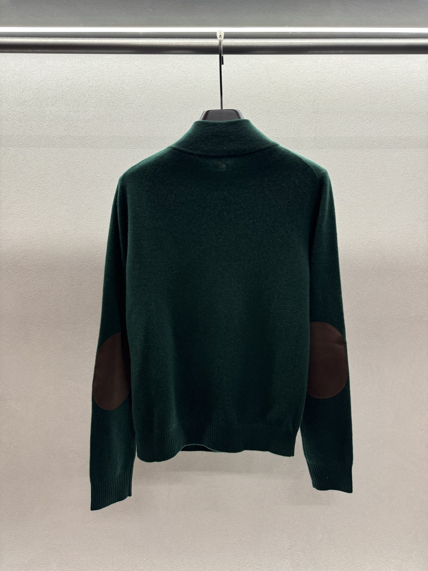 ￼ ❄️2025 Autumn and Winter❄️！Mi*Miu原版1:1版！复古墨绿针织开衫，复