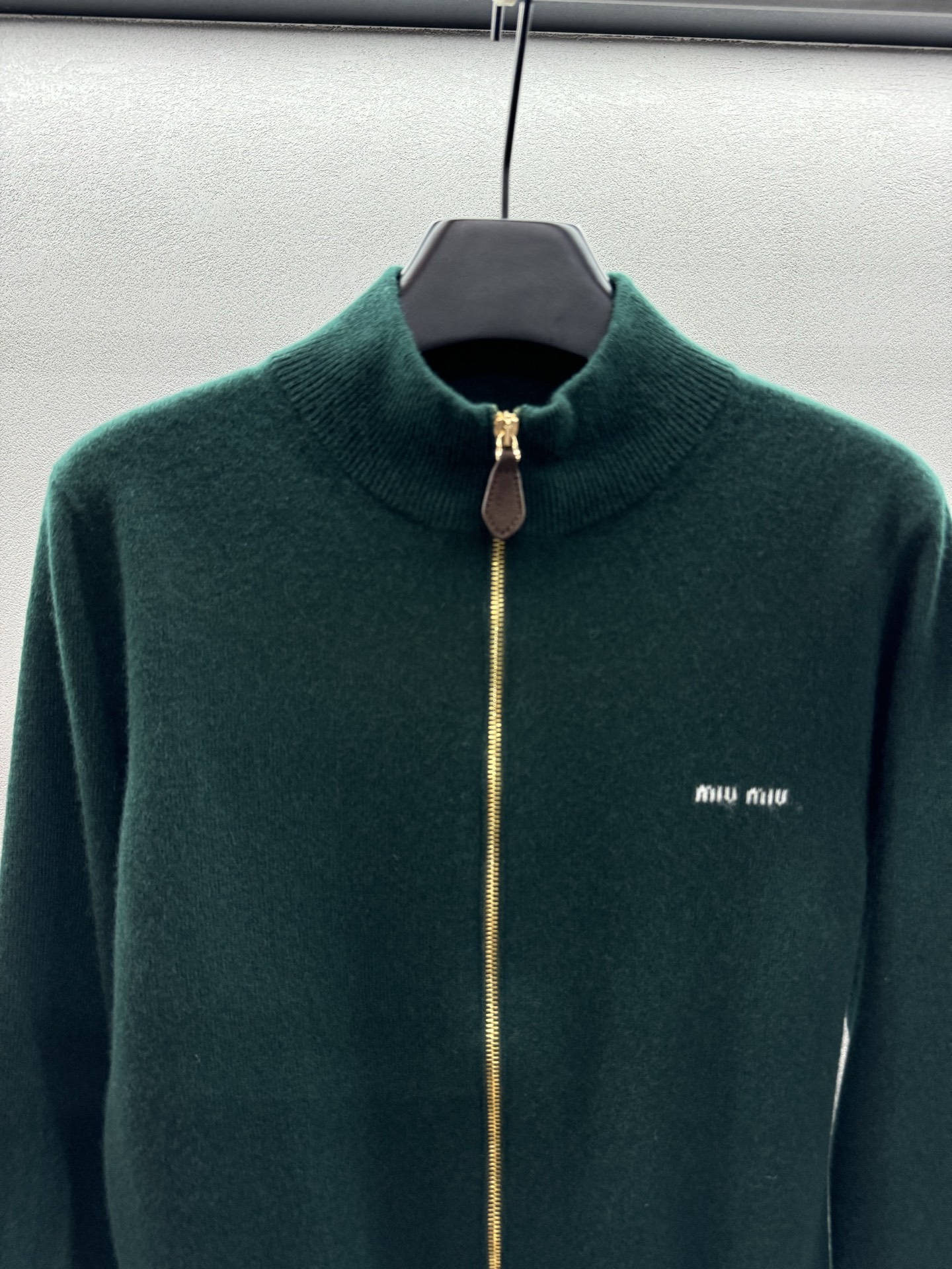 ￼ ❄️2025 Autumn and Winter❄️！Mi*Miu原版1:1版！复古墨绿针织开衫，复