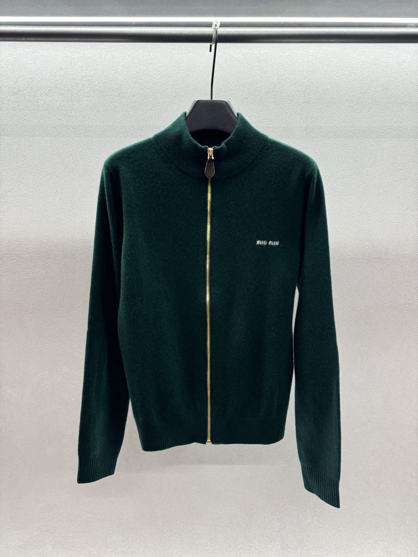 ￼ ❄️2025 Autumn and Winter❄️！Mi*Miu原版1:1版！复古墨绿针织开衫，复