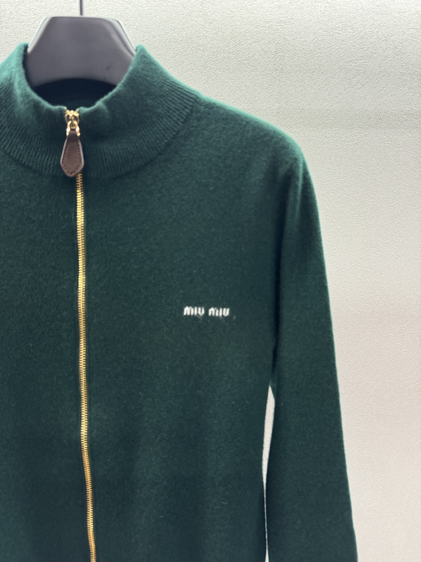 ￼ ❄️2025 Autumn and Winter❄️！Mi*Miu原版1:1版！复古墨绿针织开衫，复