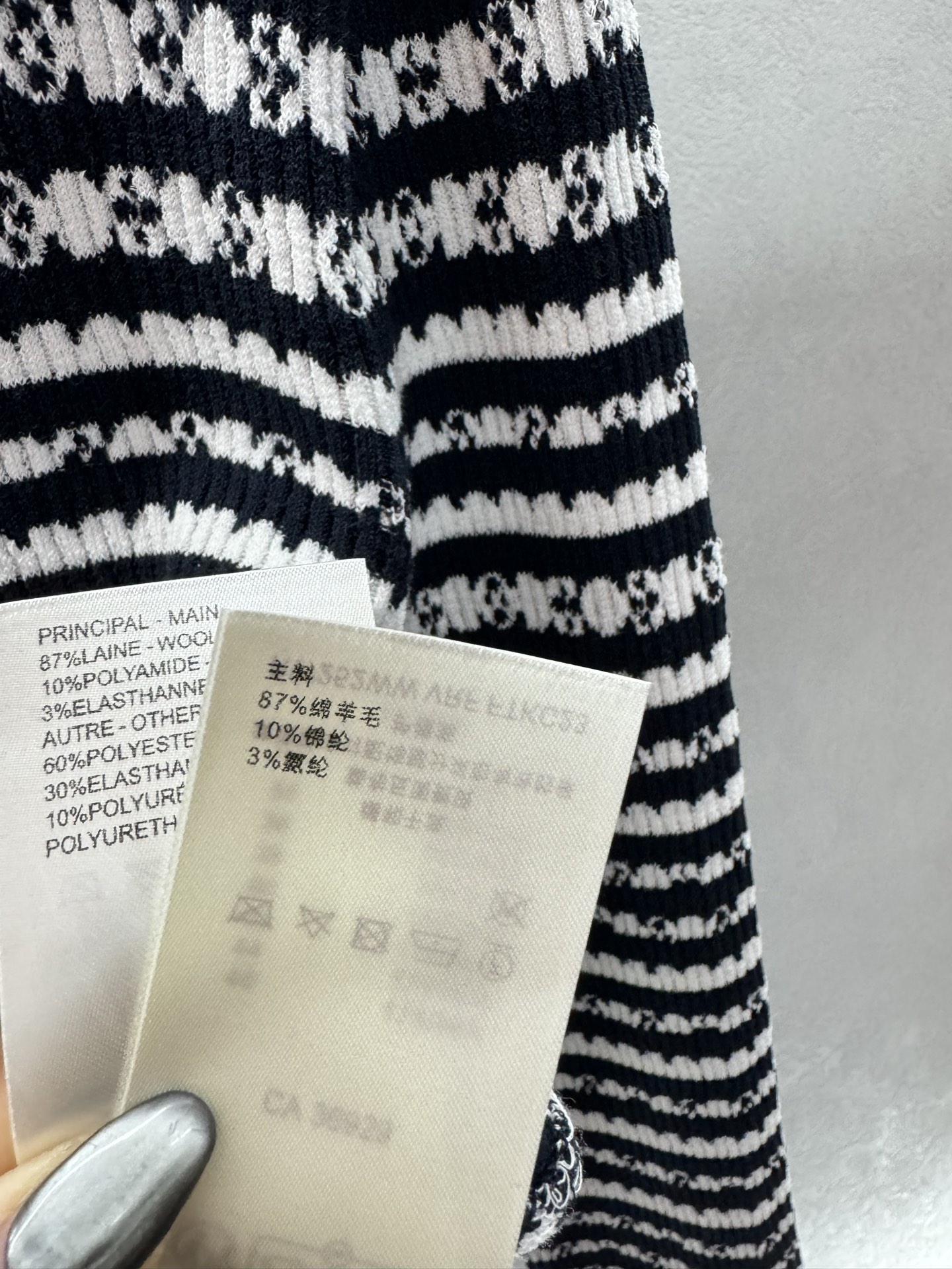 ￼ ❄️2025 Autumn and Winter❄️！LV原版1:1版！黑白条纹四叶草开衫，小短款设