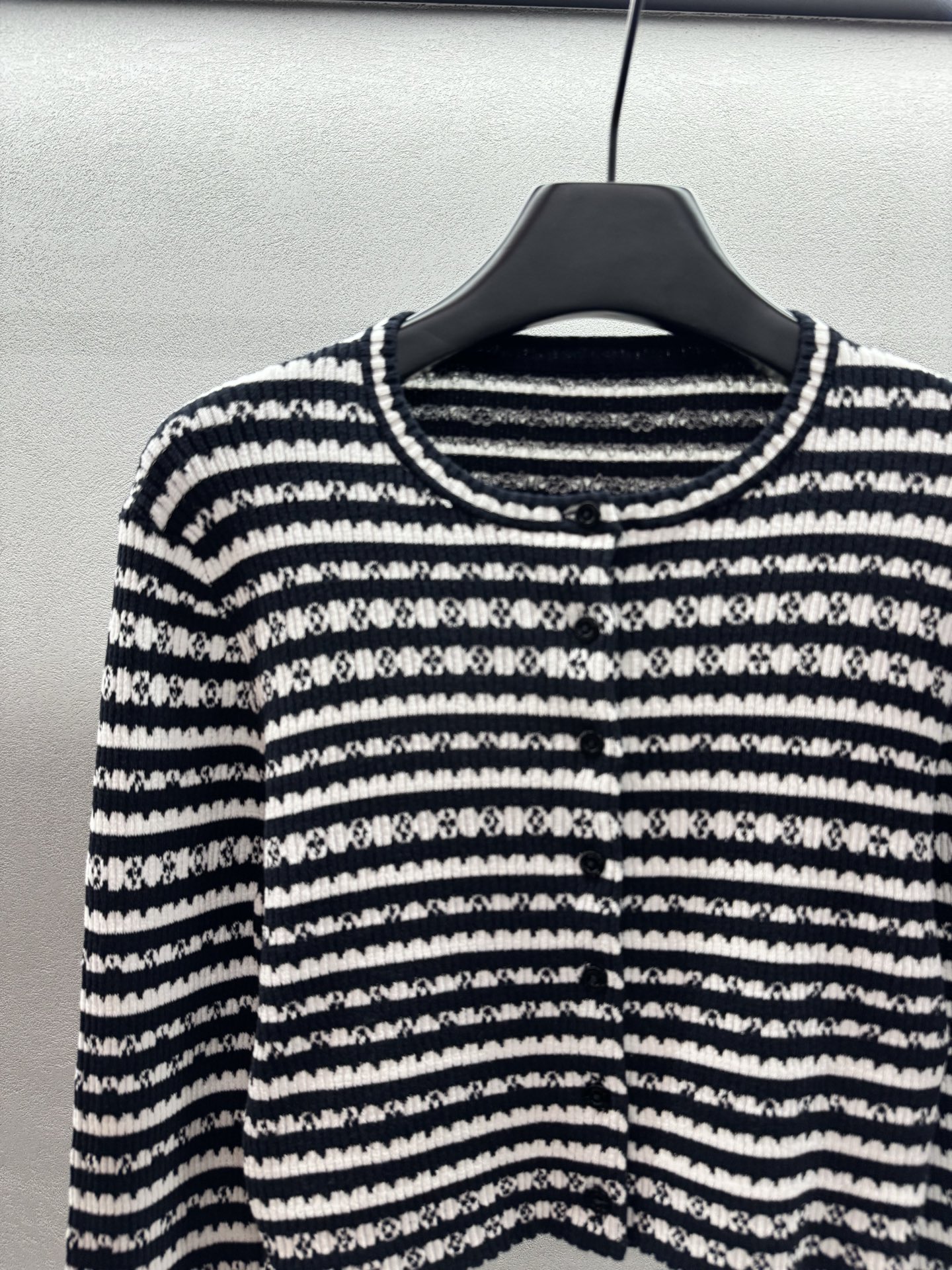 ￼ ❄️2025 Autumn and Winter❄️！LV原版1:1版！黑白条纹四叶草开衫，小短款设