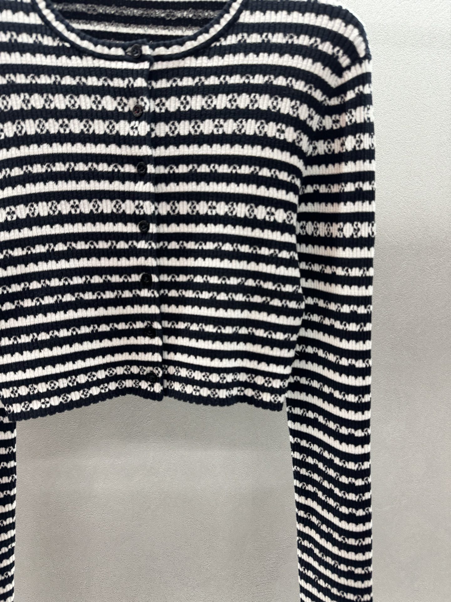 ￼ ❄️2025 Autumn and Winter❄️！LV原版1:1版！黑白条纹四叶草开衫，小短款设