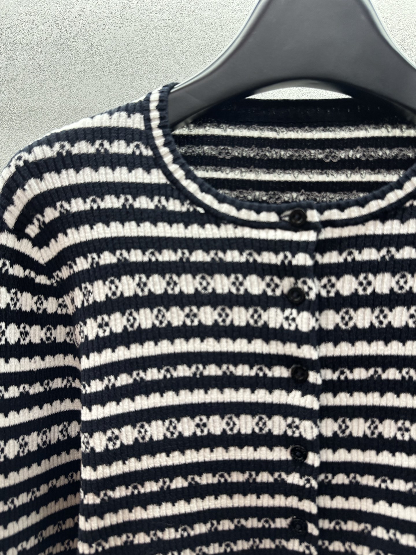 ￼ ❄️2025 Autumn and Winter❄️！LV原版1:1版！黑白条纹四叶草开衫，小短款设