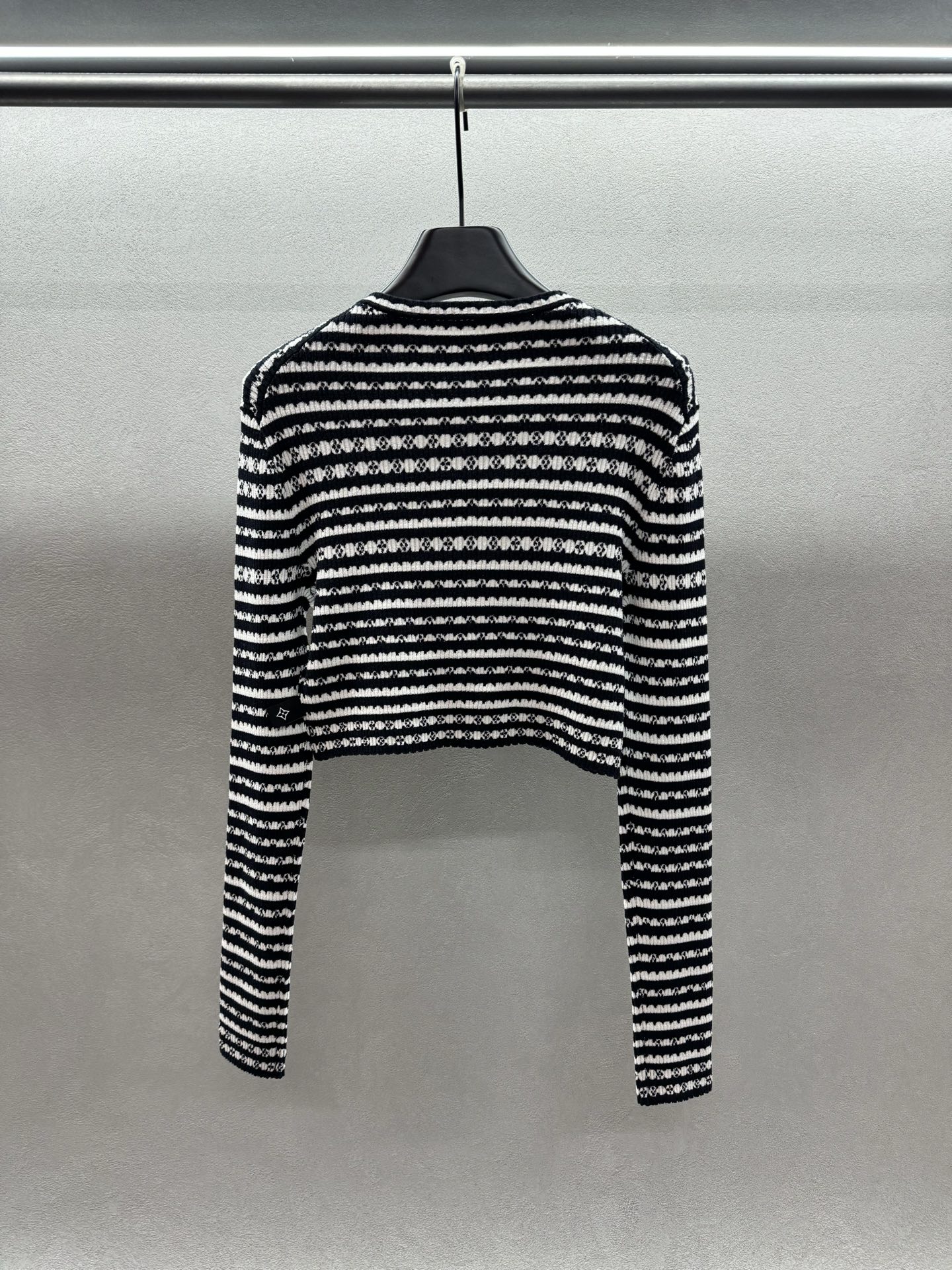 ￼ ❄️2025 Autumn and Winter❄️！LV原版1:1版！黑白条纹四叶草开衫，小短款设