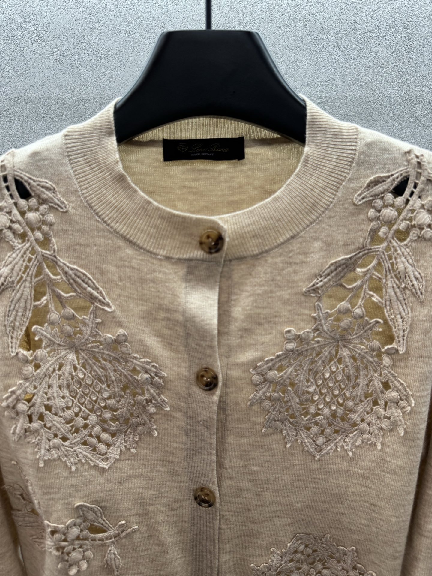 ￼ ❄️2025 Autumn and Winter❄️！Loro Pia*na ，老钱风镂空蕾丝拼接开