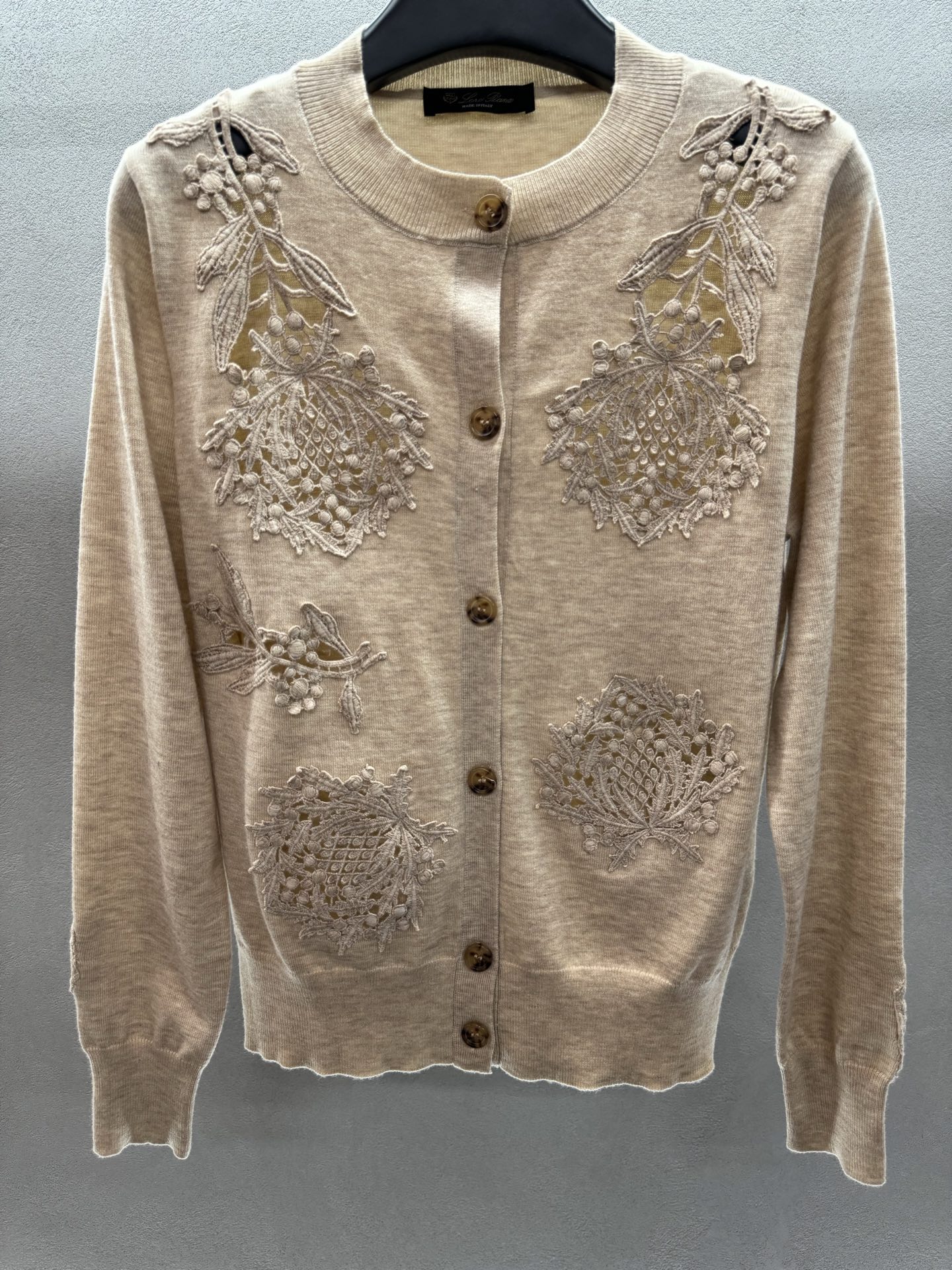 ￼ ❄️2025 Autumn and Winter❄️！Loro Pia*na ，老钱风镂空蕾丝拼接开