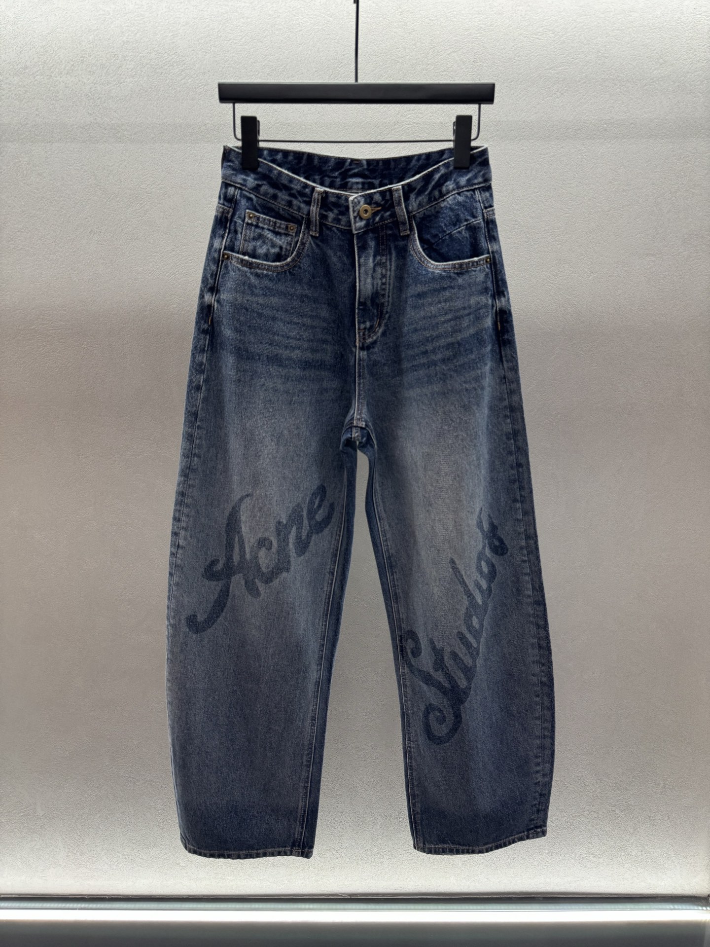 ￼ ❄️2025 Autumn and Winter❄️！Acn*，弯刀裤。牛仔棉质地柔软舒适，高腰系扣