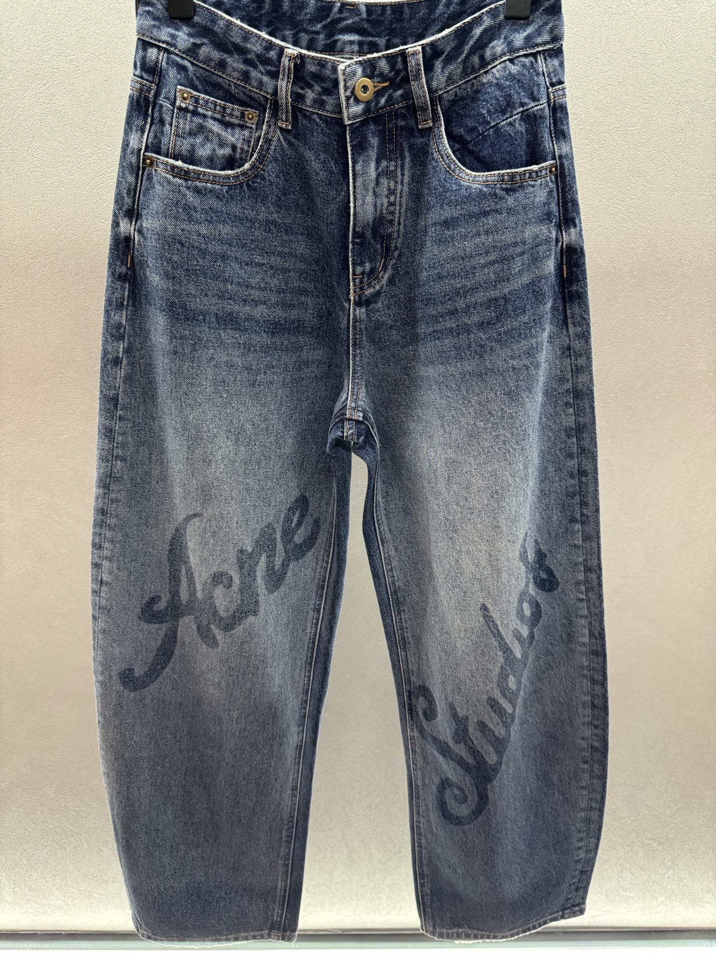 ￼ ❄️2025 Autumn and Winter❄️！Acn*，弯刀裤。牛仔棉质地柔软舒适，高腰系扣