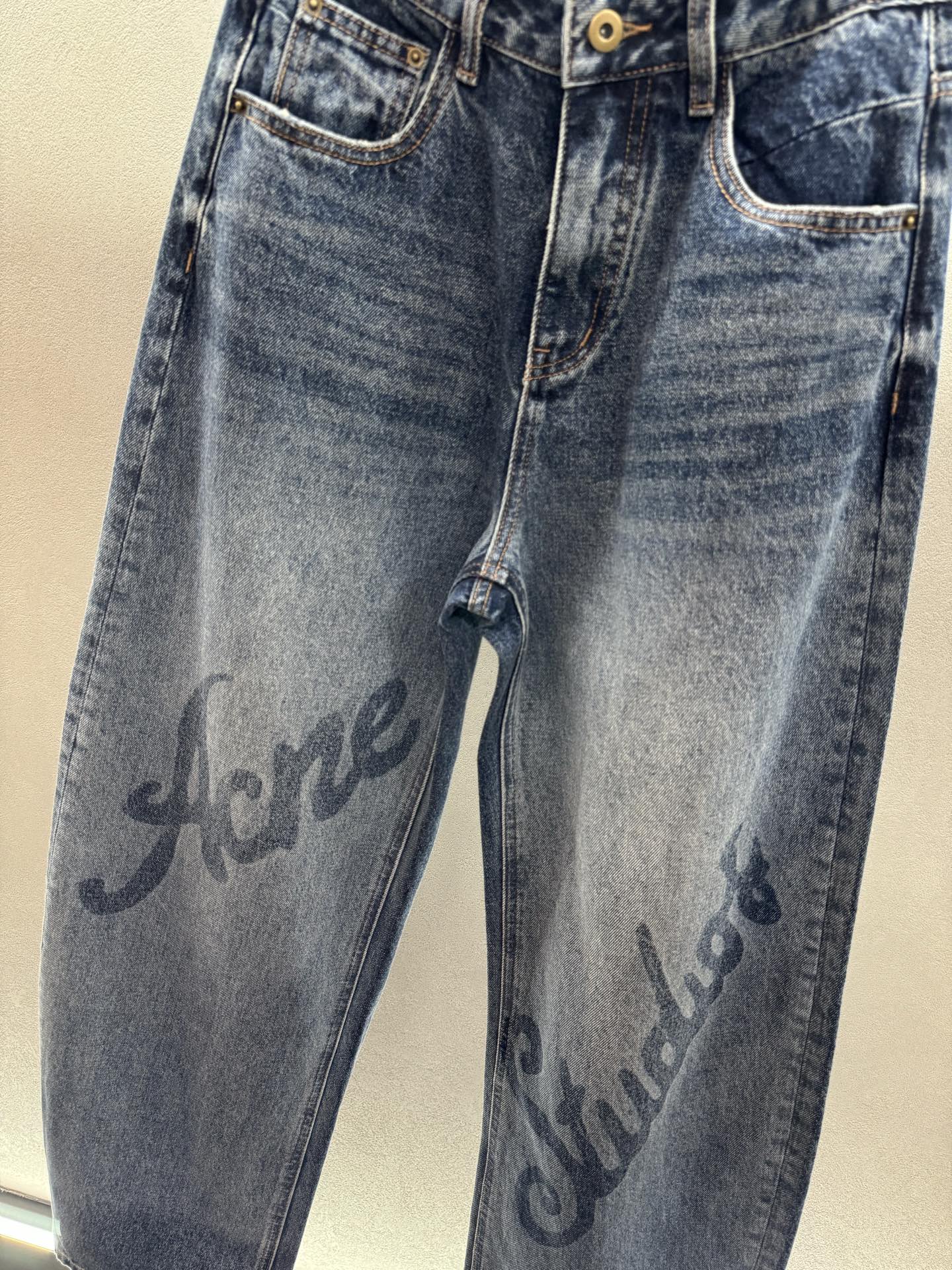 ￼ ❄️2025 Autumn and Winter❄️！Acn*，弯刀裤。牛仔棉质地柔软舒适，高腰系扣