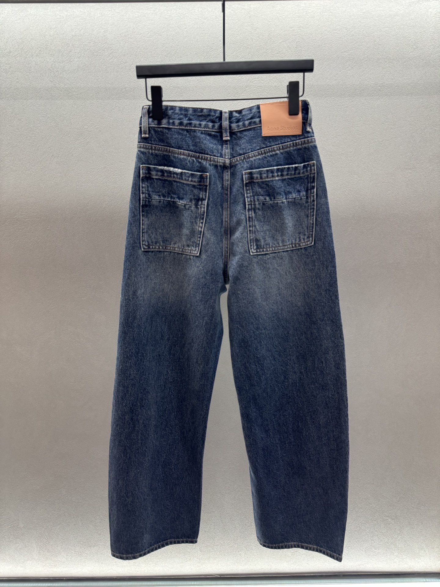 ￼ ❄️2025 Autumn and Winter❄️！Acn*，弯刀裤。牛仔棉质地柔软舒适，高腰系扣