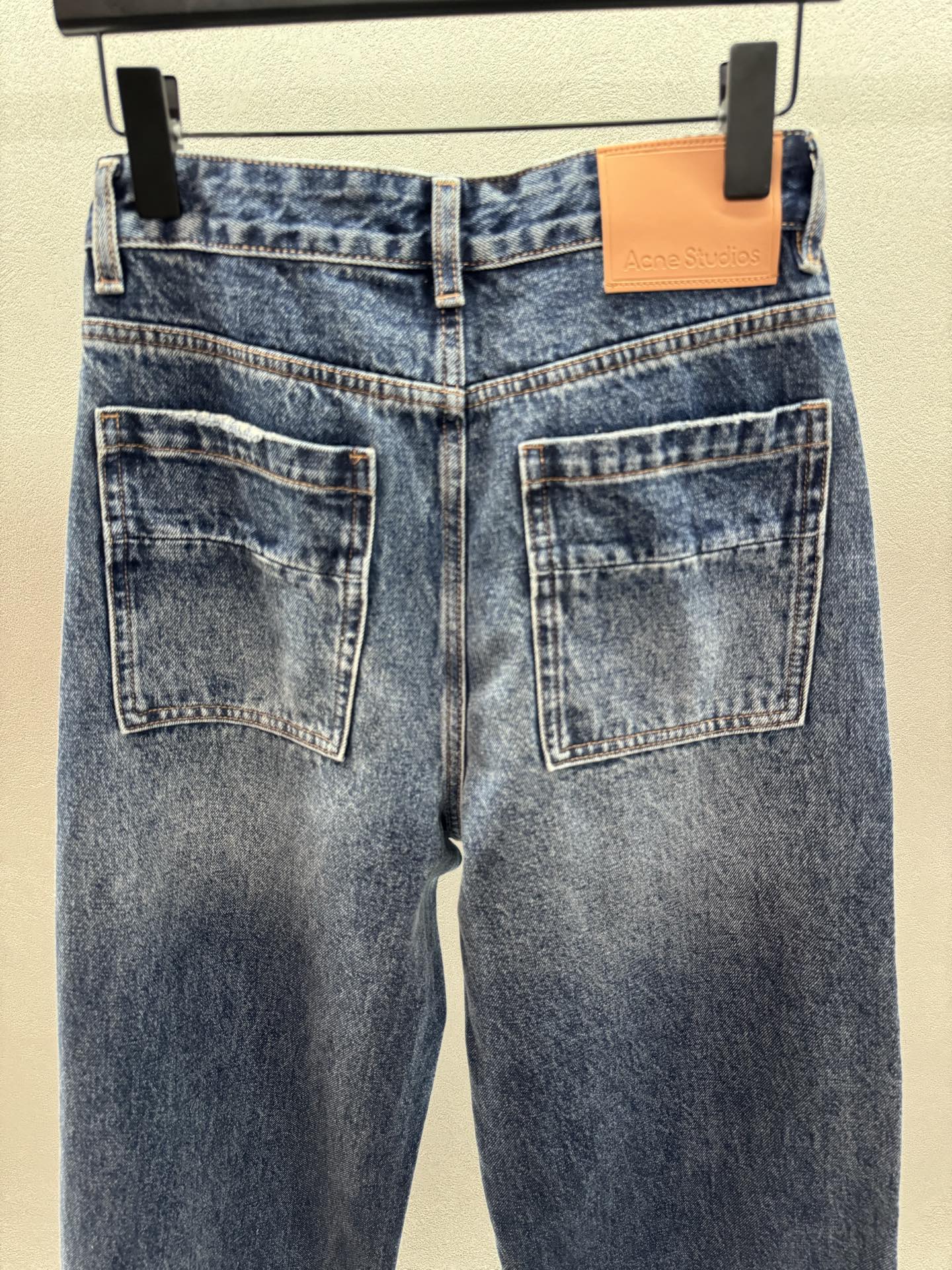 ￼ ❄️2025 Autumn and Winter❄️！Acn*，弯刀裤。牛仔棉质地柔软舒适，高腰系扣