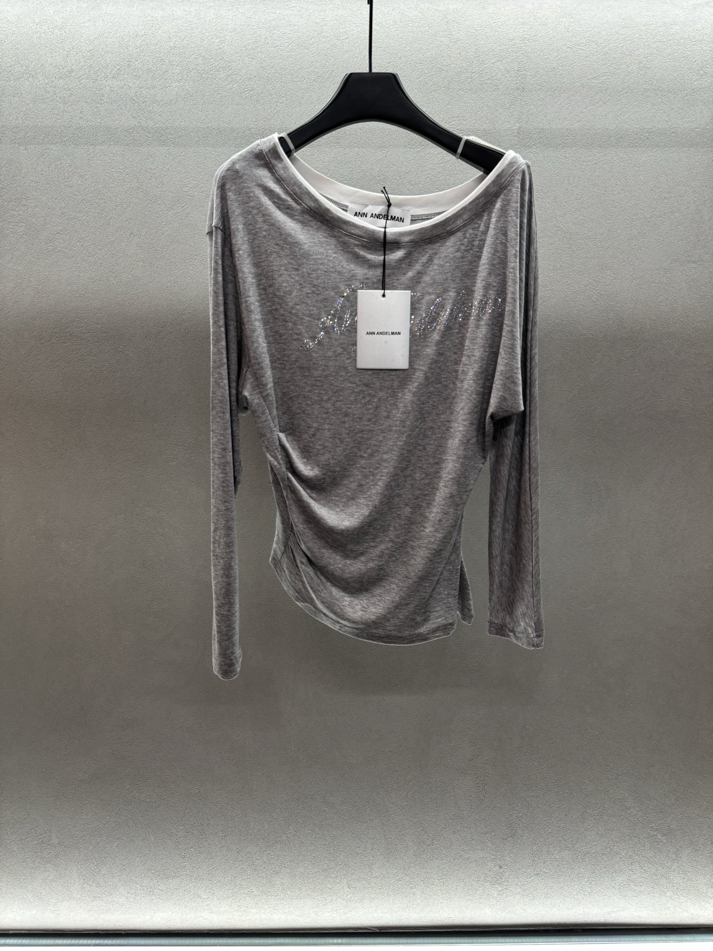 ￼ ❄️2025 Autumn and Winter❄️！ANN ANDELMA*字母烫钻斜肩长袖T恤，