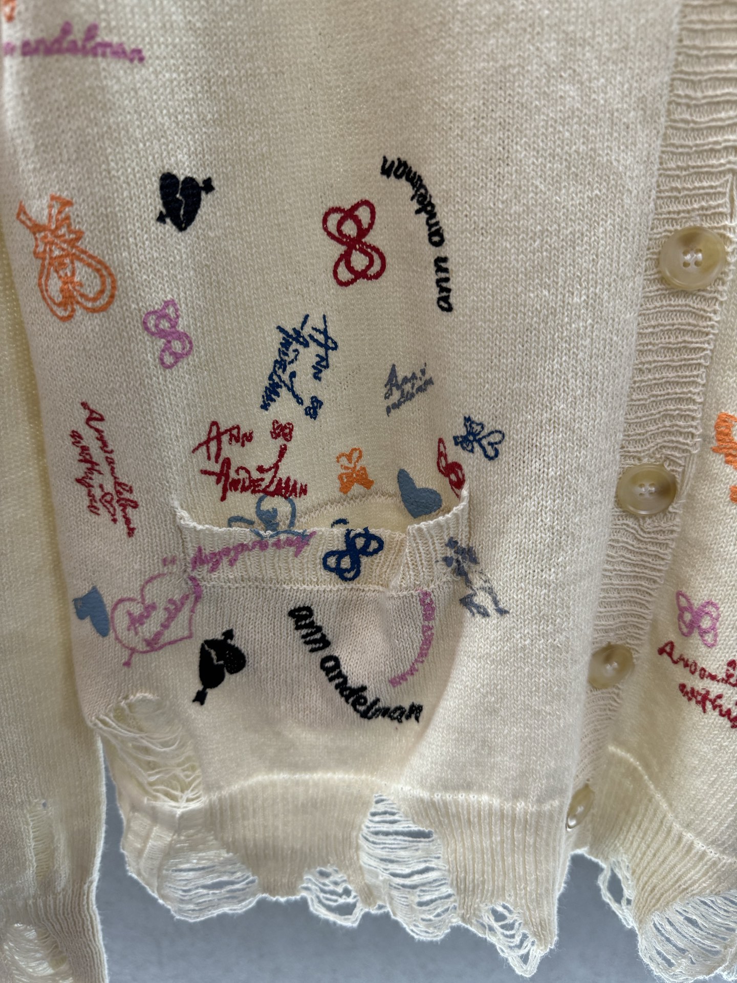 ￼ ❄️2025 Autumn and Winter❄️！ann长款针织开衫，可可爱爱卡通涂鸦，薄款面料