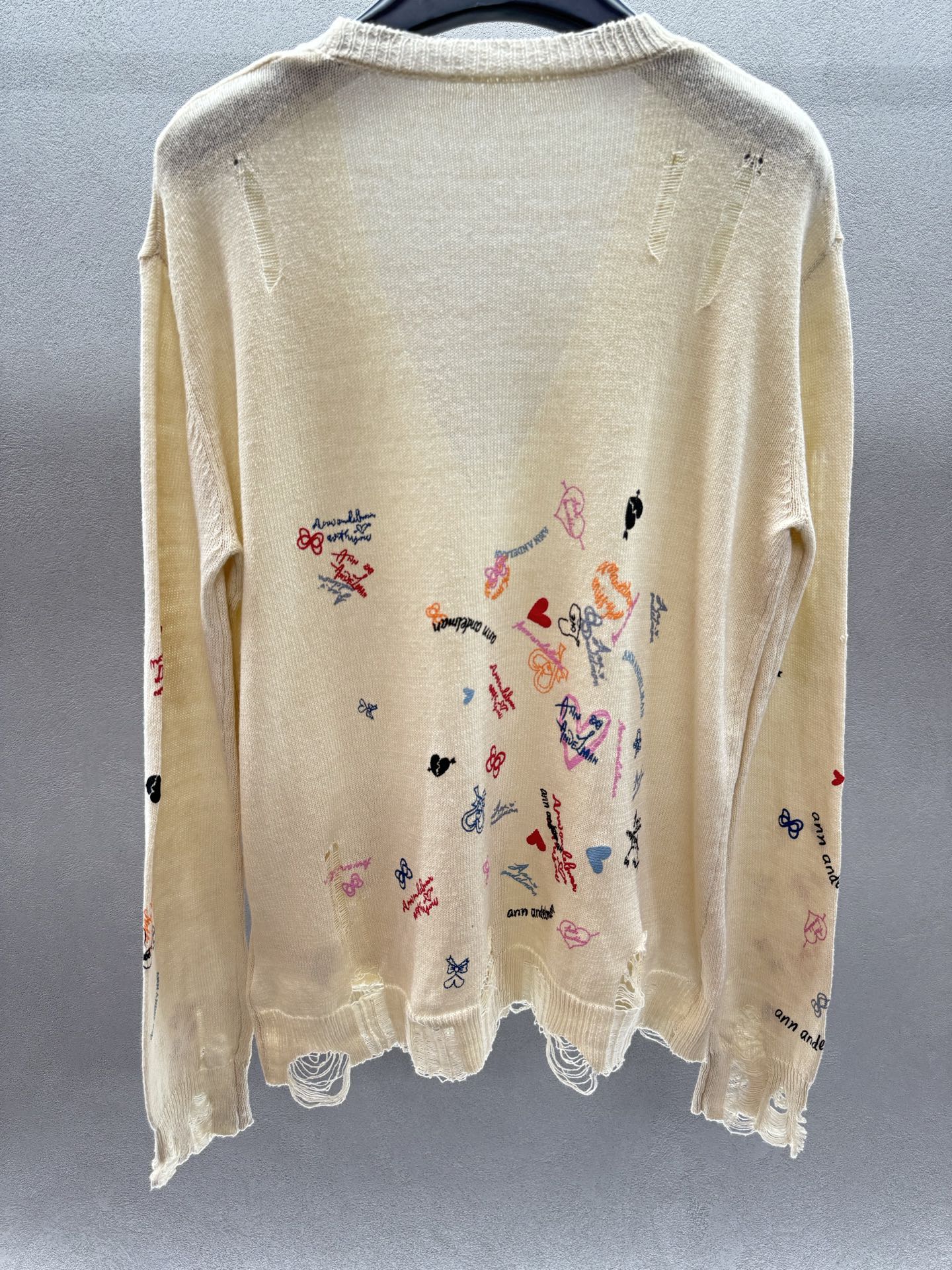 ￼ ❄️2025 Autumn and Winter❄️！ann长款针织开衫，可可爱爱卡通涂鸦，薄款面料