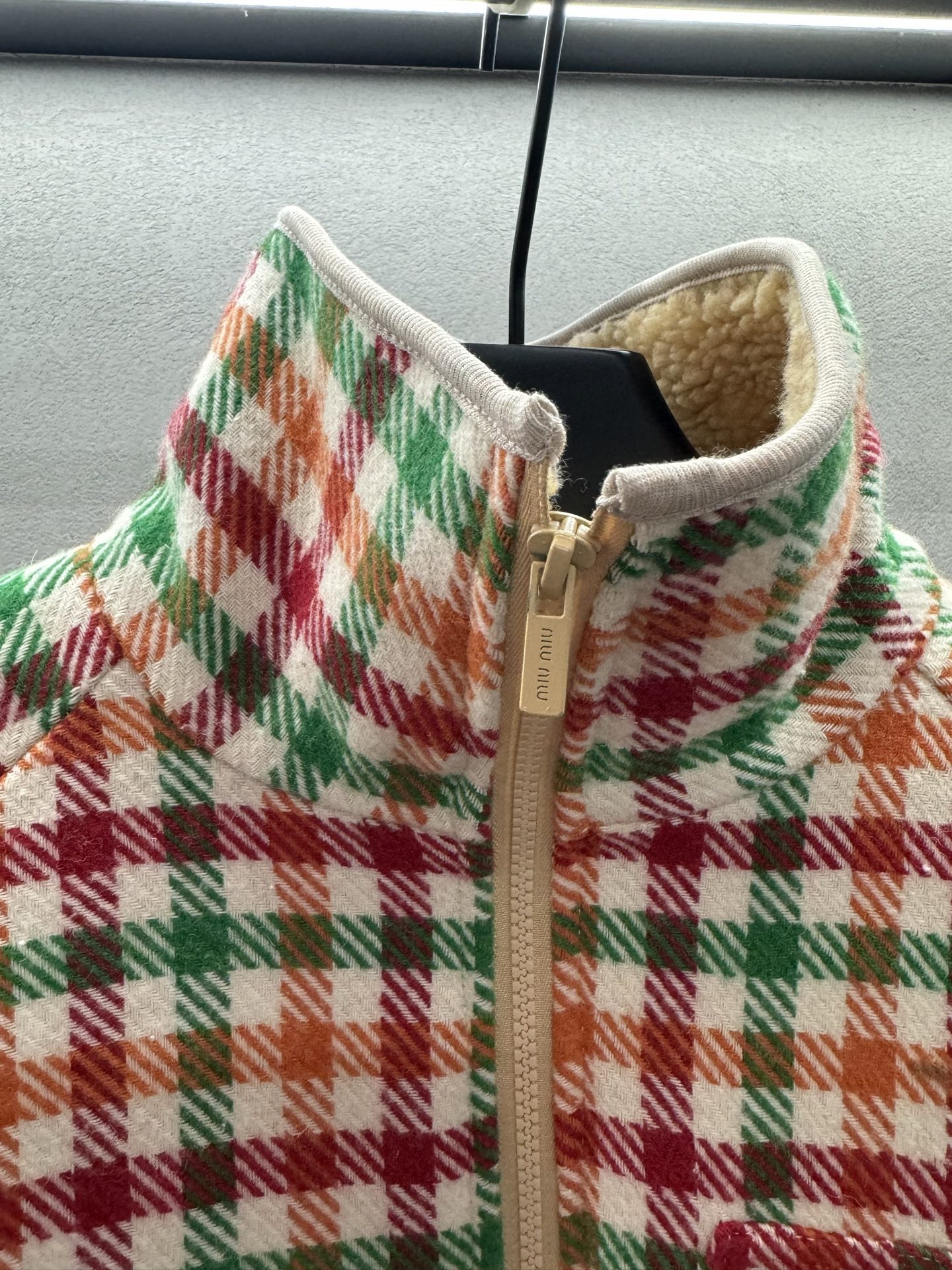￼ ❄️2025 Autumn and Winter❄️ ！Miumi* 秀款彩色格纹羊羔毛领夹克，格纹