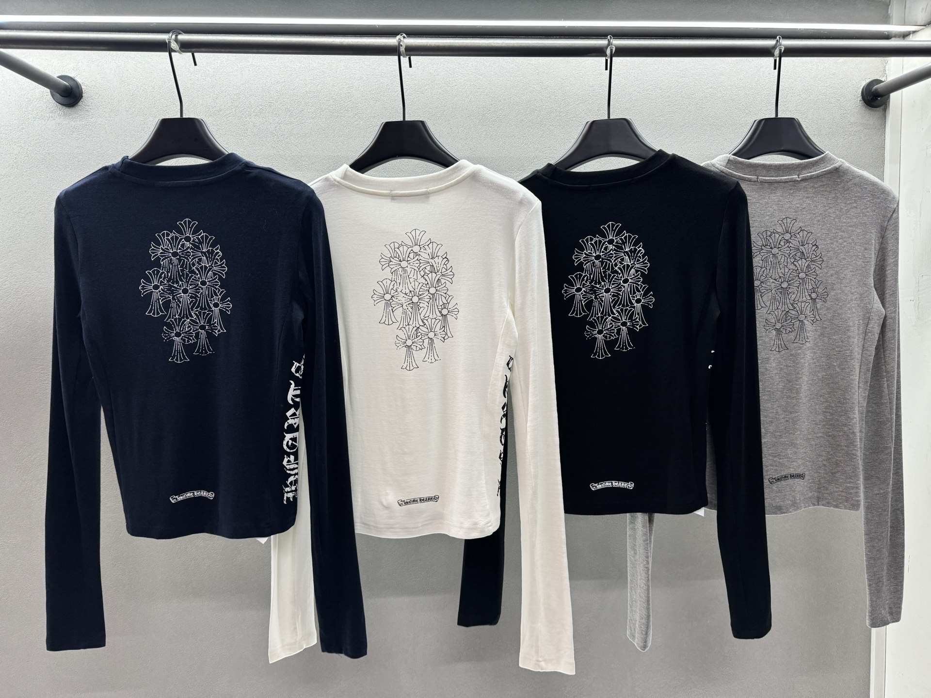 ￼ ❄️2025 Autumn and Winter❄️！克罗*心，长袖薄款打底，依旧简单百搭基础款，秋