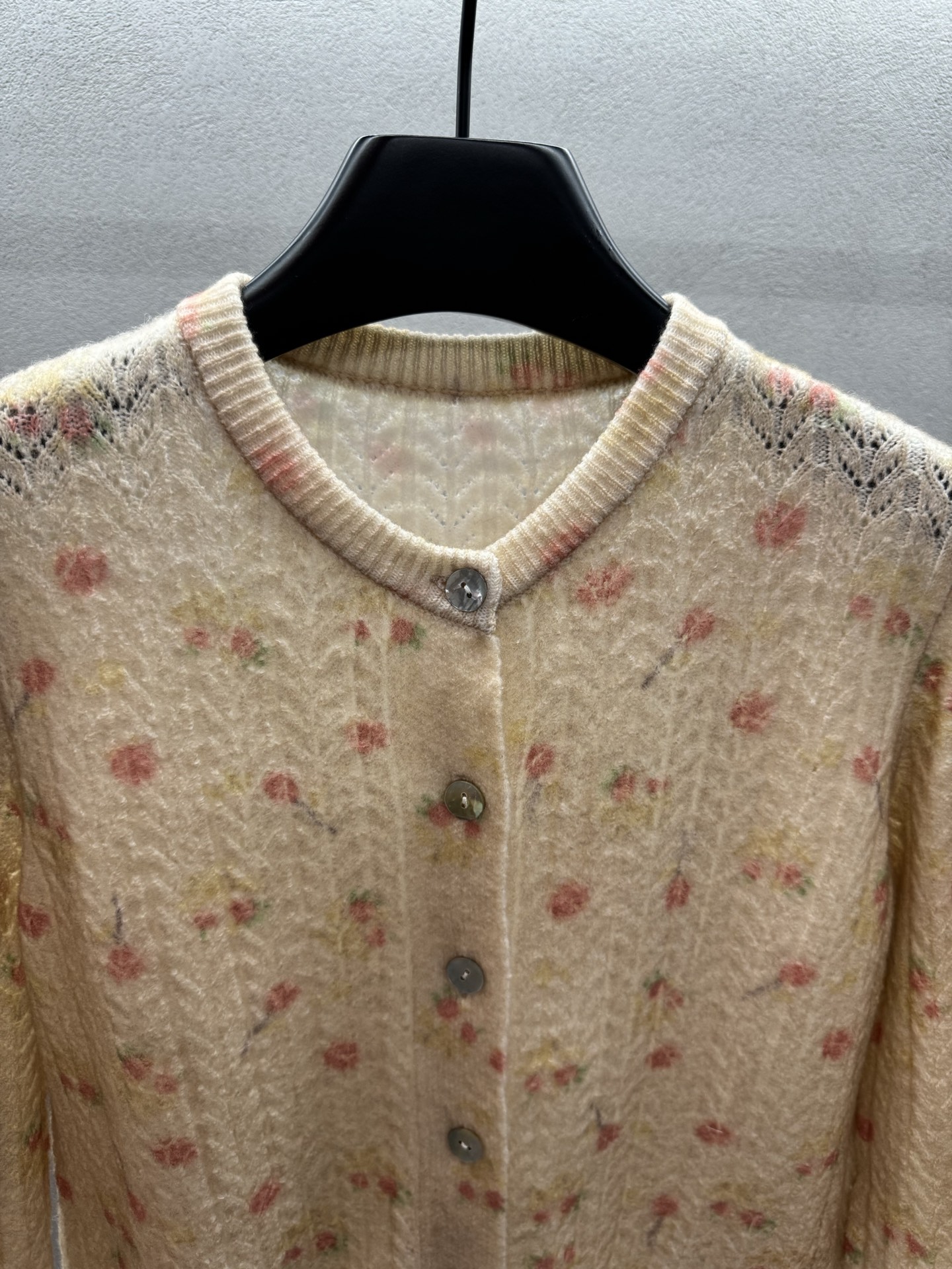 ￼ ❄️2025 Autumn and Winter❄️！ForDar*，碎花小开衫，奶杏色碎花针织开衫