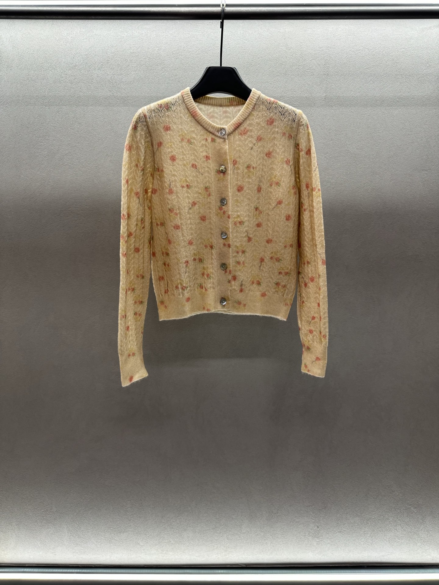 ￼ ❄️2025 Autumn and Winter❄️！ForDar*，碎花小开衫，奶杏色碎花针织开衫