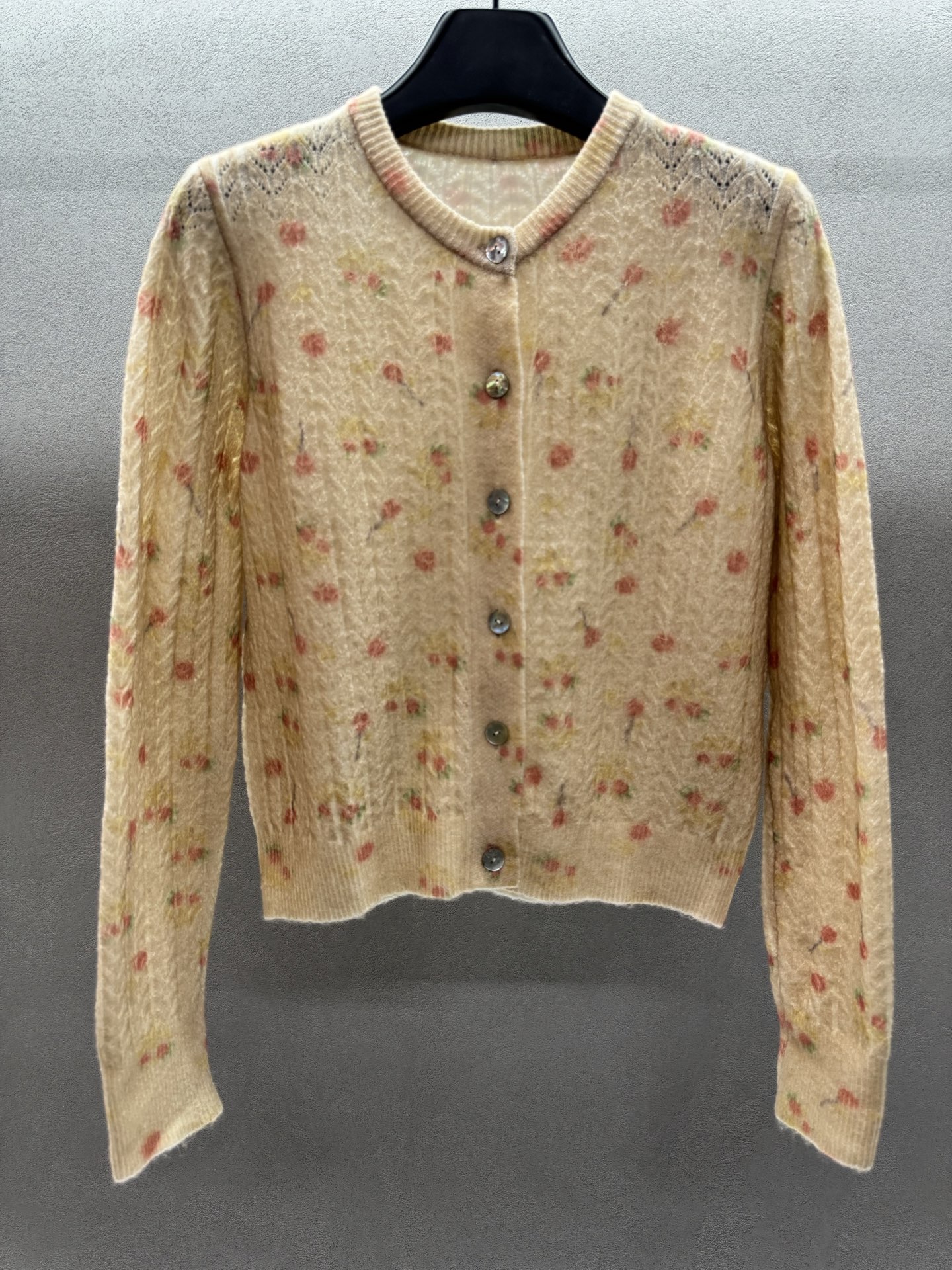 ￼ ❄️2025 Autumn and Winter❄️！ForDar*，碎花小开衫，奶杏色碎花针织开衫