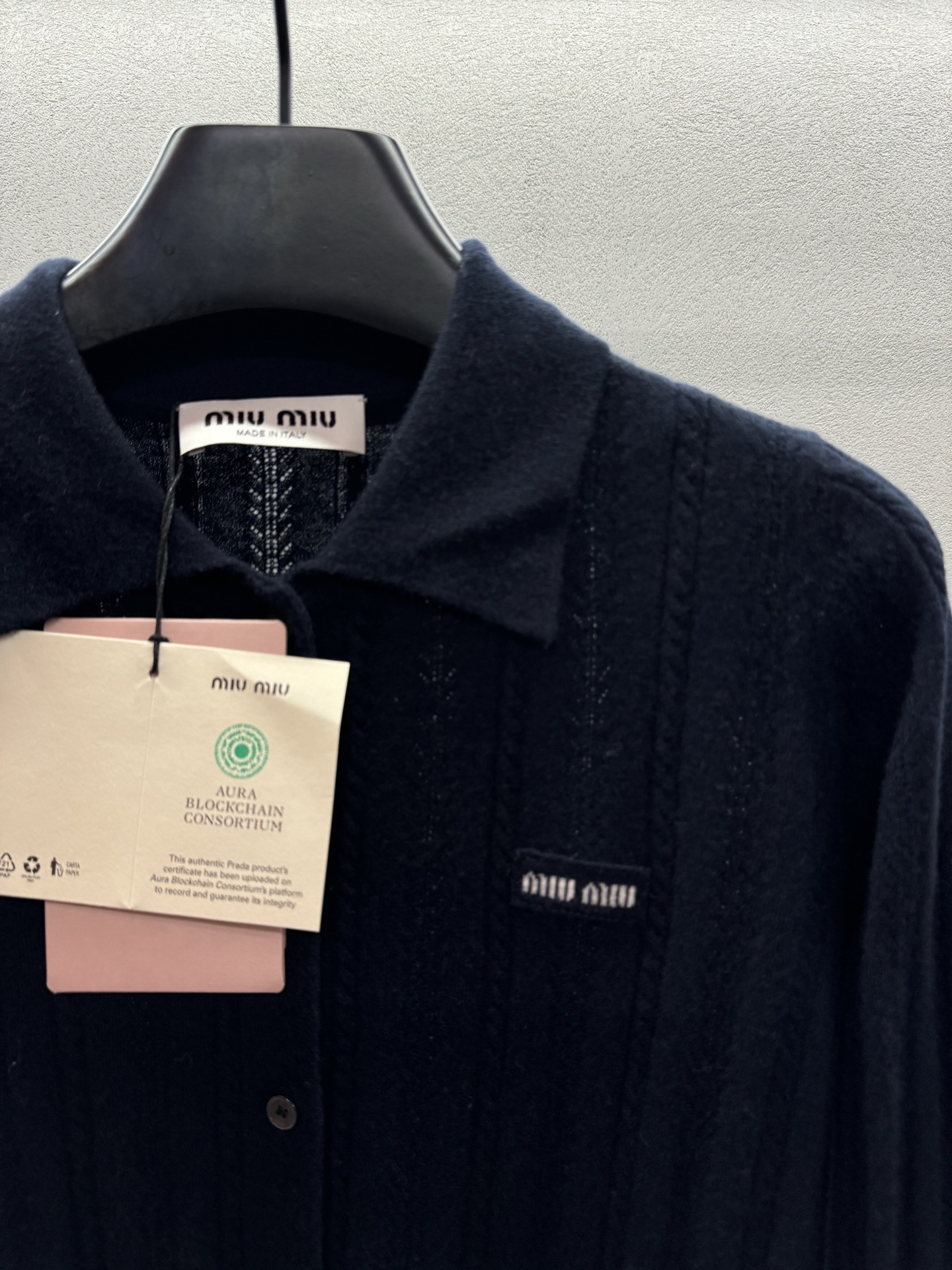 ￼ ❄️2025 Autumn and Winter❄️！MiuMi*，原版1:1 山羊绒Polo针织，