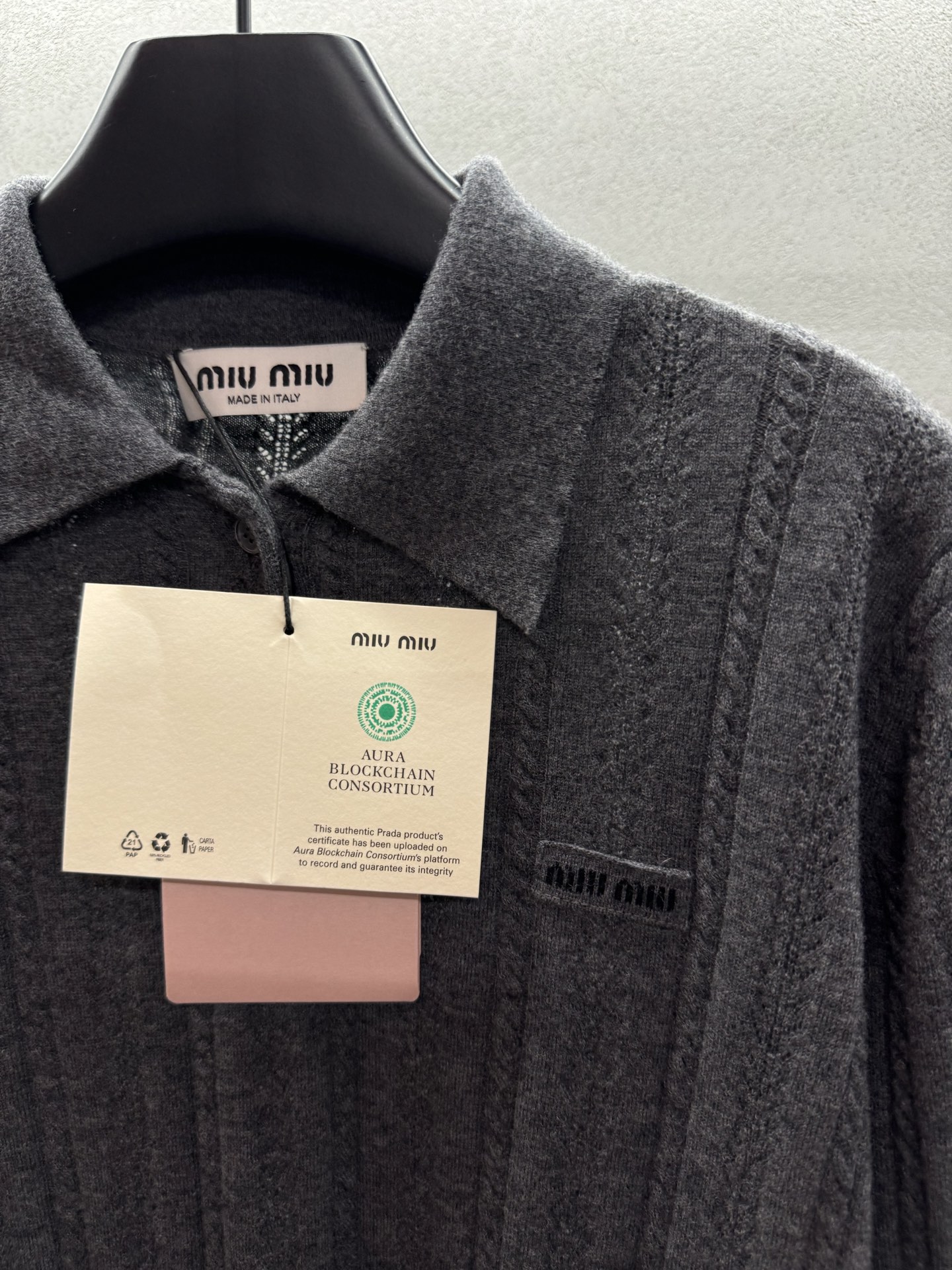 ￼ ❄️2025 Autumn and Winter❄️！MiuMi*，原版1:1 山羊绒Polo针织，