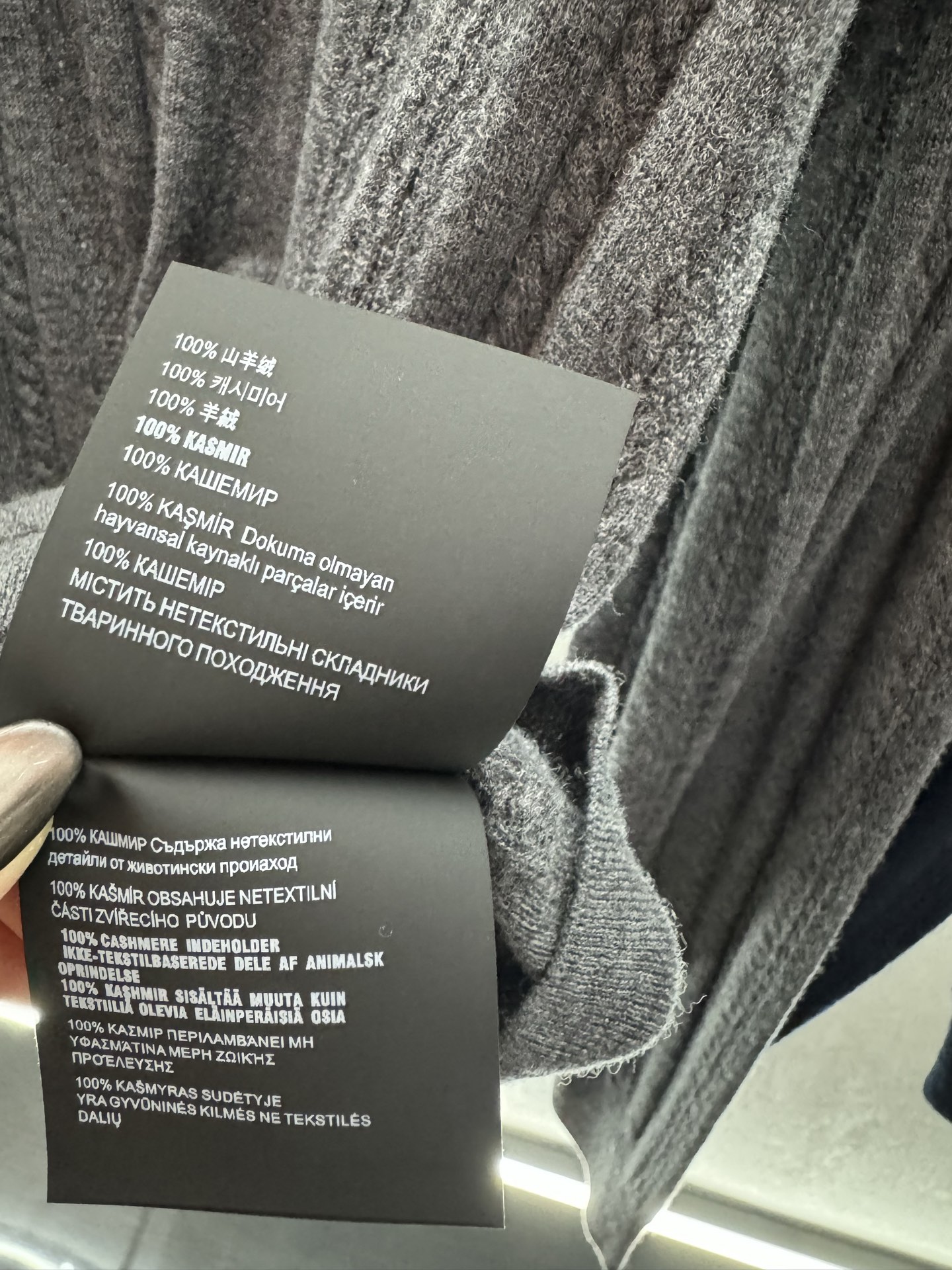 ￼ ❄️2025 Autumn and Winter❄️！MiuMi*，原版1:1 山羊绒Polo针织，