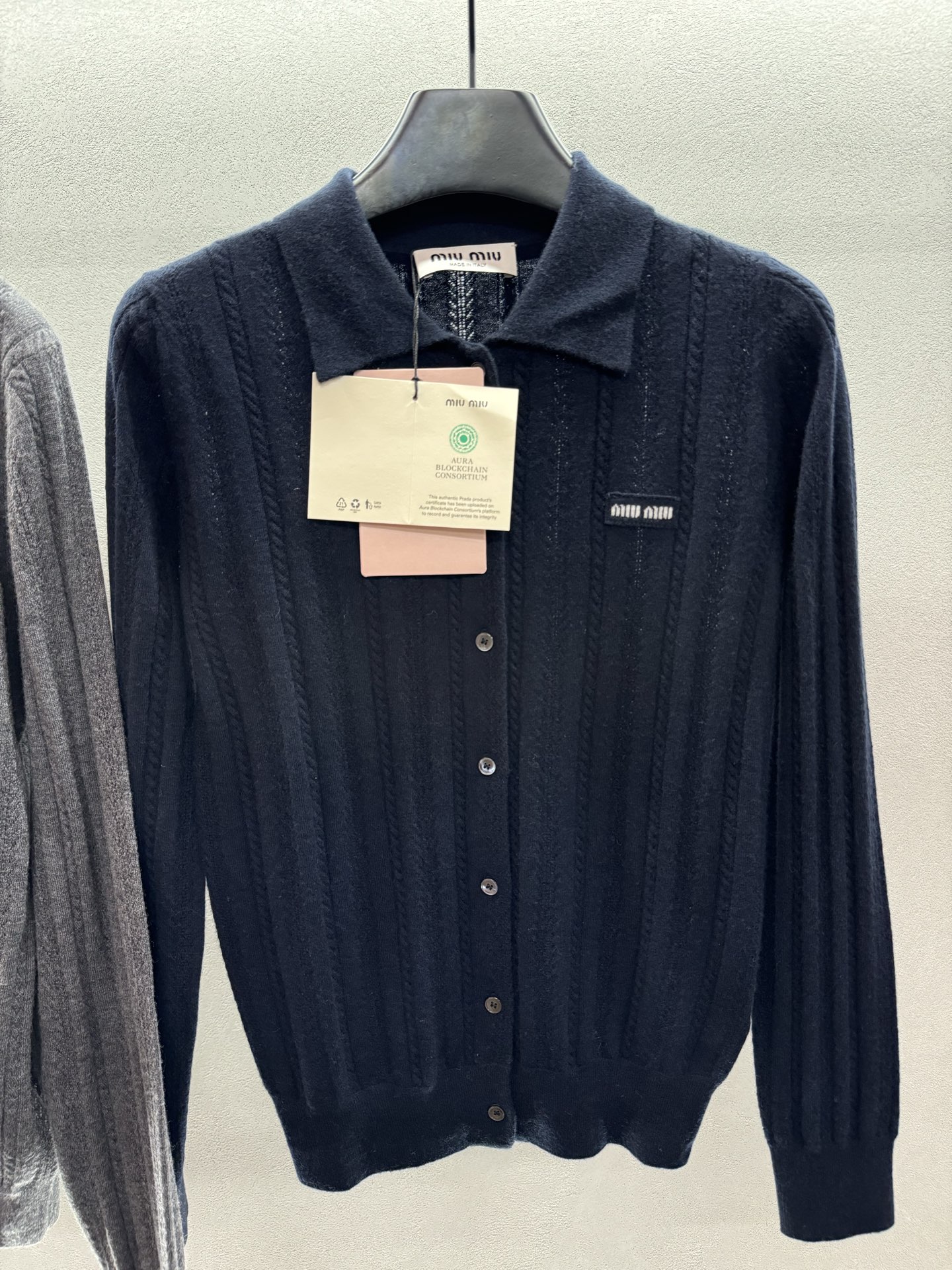 ￼ ❄️2025 Autumn and Winter❄️！MiuMi*，原版1:1 山羊绒Polo针织，