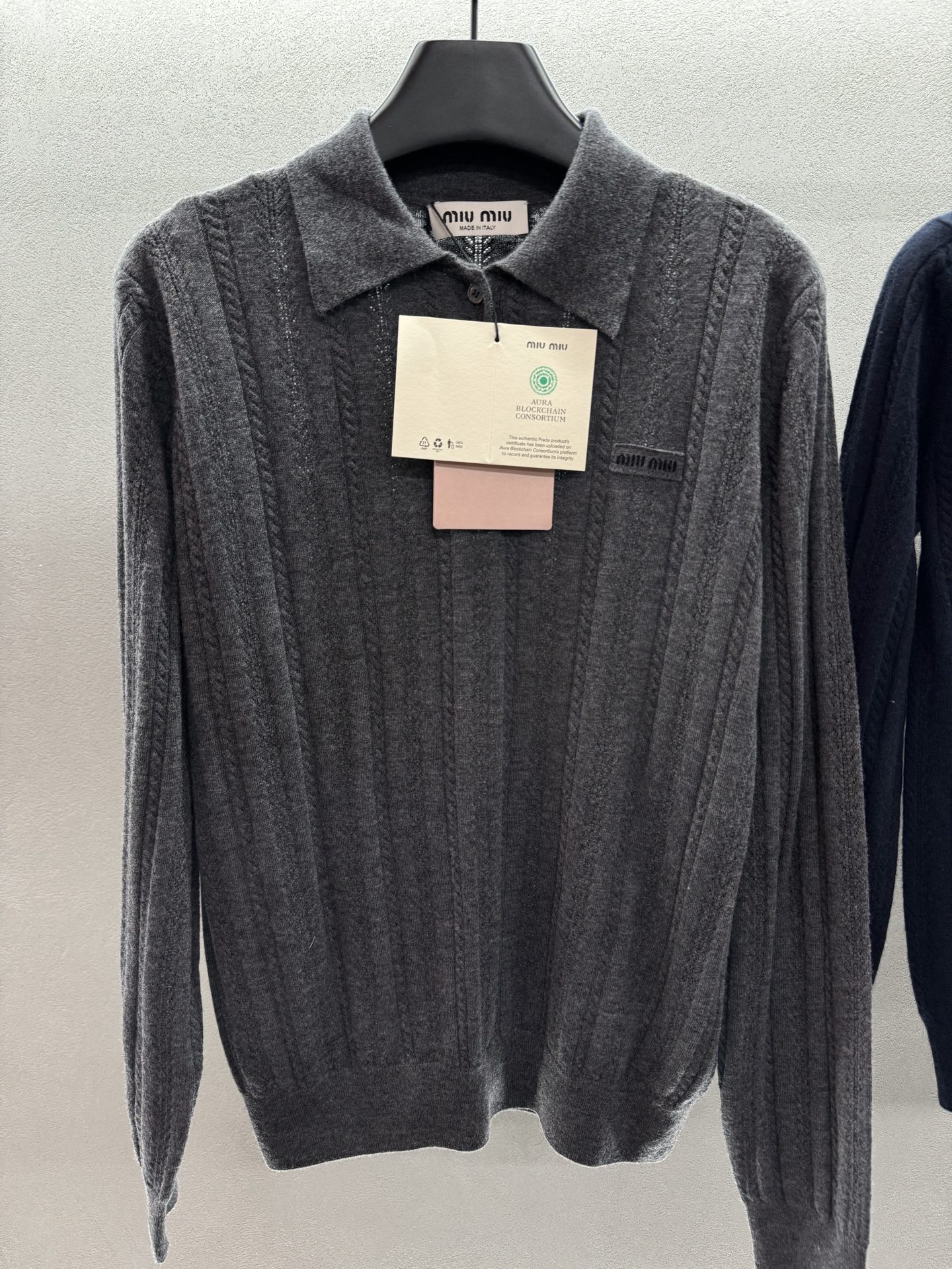 ￼ ❄️2025 Autumn and Winter❄️！MiuMi*，原版1:1 山羊绒Polo针织，