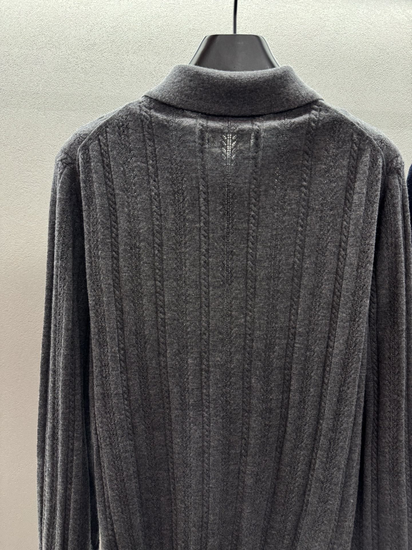 ￼ ❄️2025 Autumn and Winter❄️！MiuMi*，原版1:1 山羊绒Polo针织，