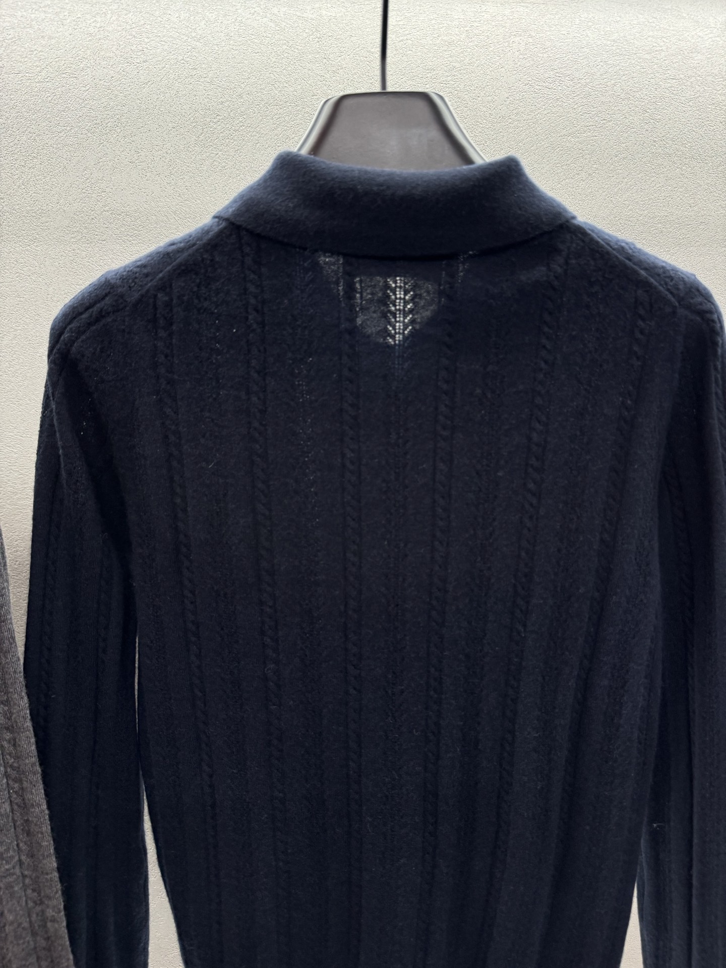 ￼ ❄️2025 Autumn and Winter❄️！MiuMi*，原版1:1 山羊绒Polo针织，