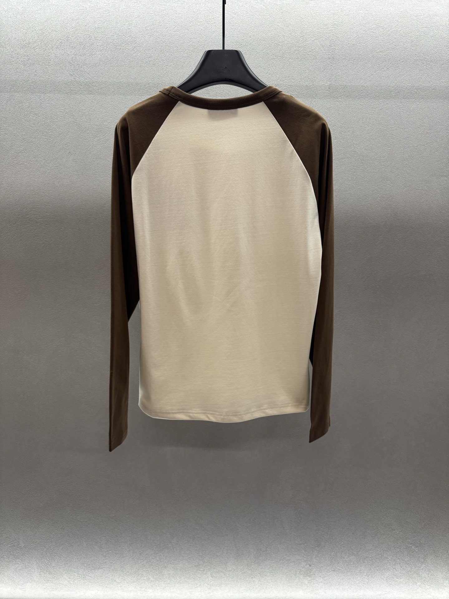 ￼ ❄️2025 Autumn and Winter❄️！克罗*心，撞色插肩袖长袖，定制纯棉面料，面料柔