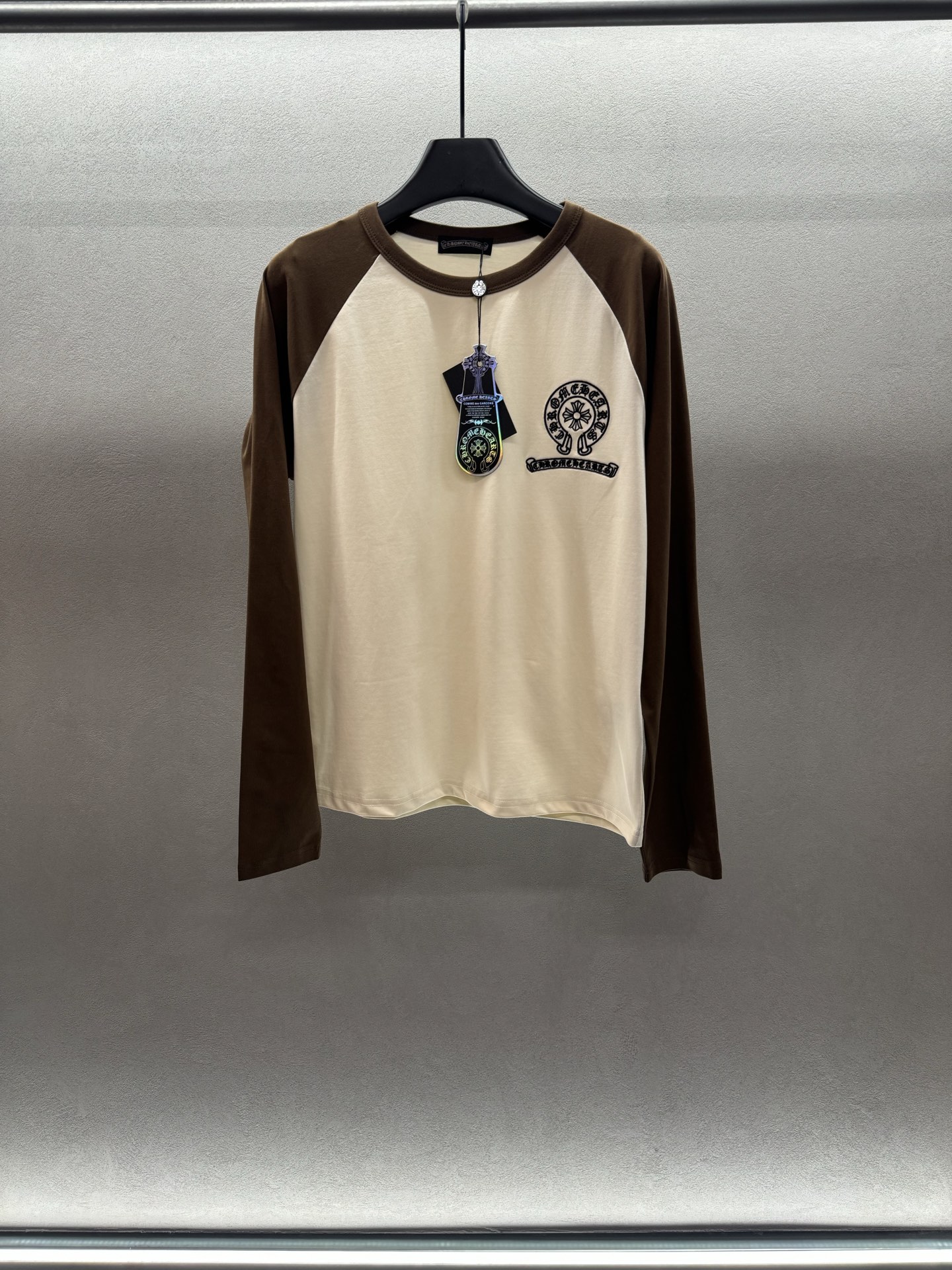 ￼ ❄️2025 Autumn and Winter❄️！克罗*心，撞色插肩袖长袖，定制纯棉面料，面料柔