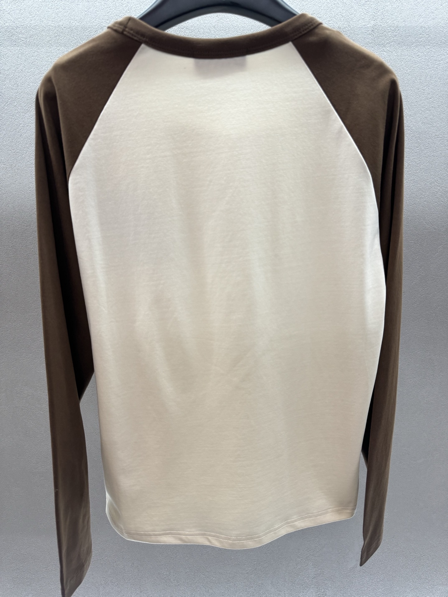 ￼ ❄️2025 Autumn and Winter❄️！克罗*心，撞色插肩袖长袖，定制纯棉面料，面料柔