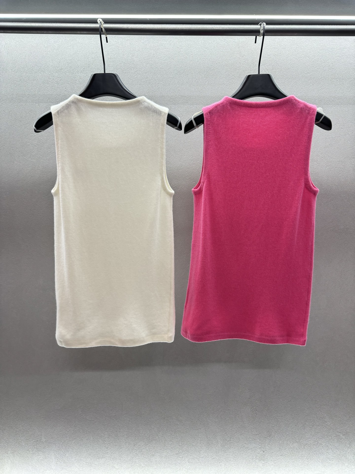 ￼ ❄️2025 Autumn and Winter❄️！MiuMi* 原版1:1！山羊绒针织背心丨精选