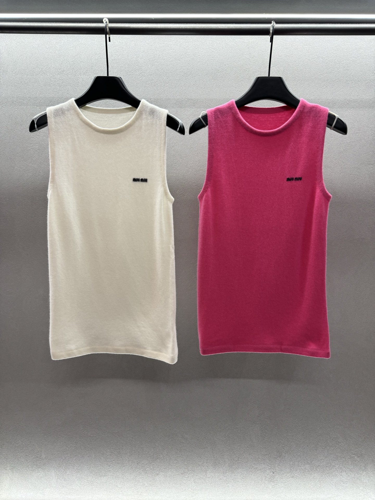 ￼ ❄️2025 Autumn and Winter❄️！MiuMi* 原版1:1！山羊绒针织背心丨精选