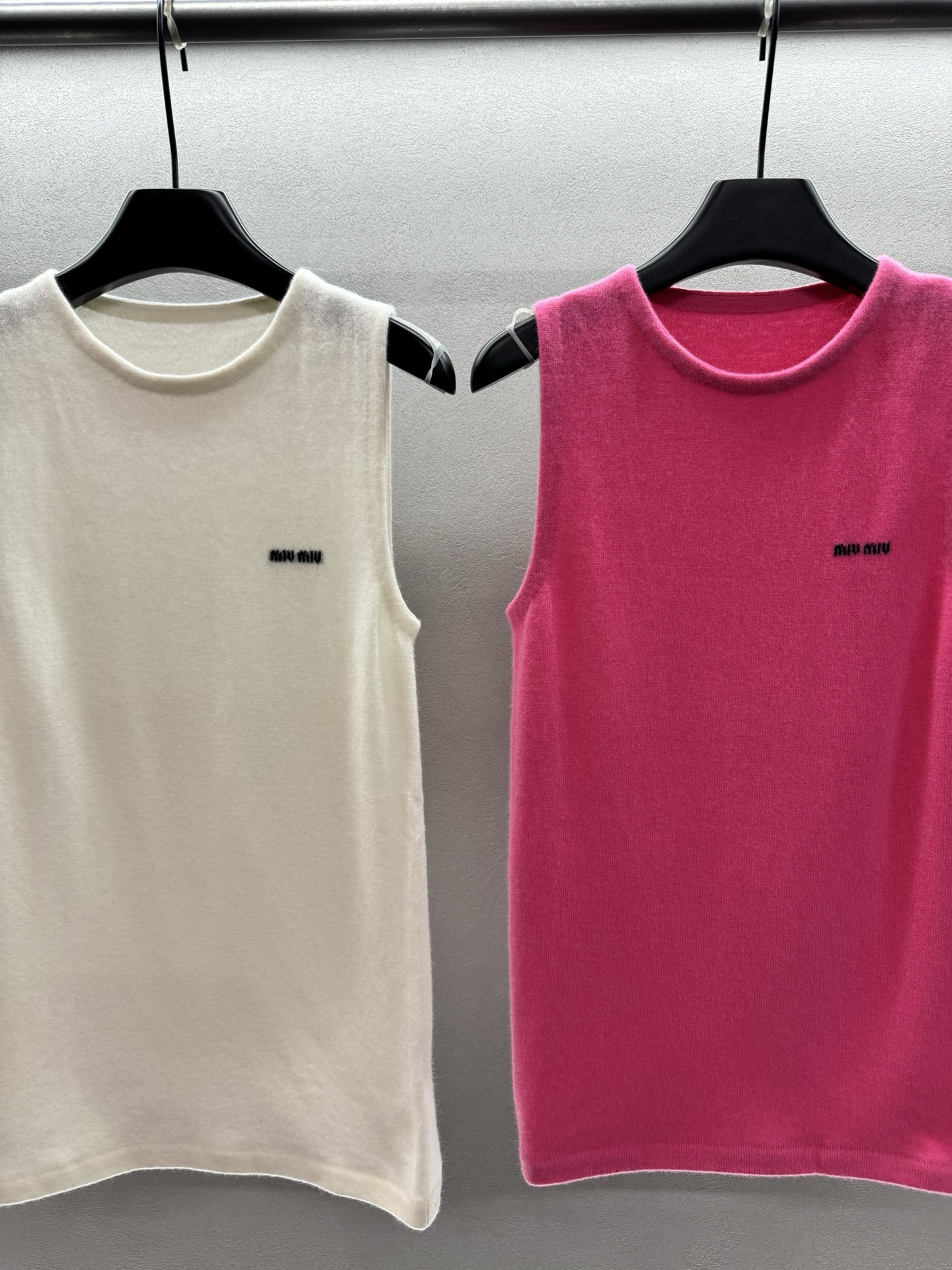 ￼ ❄️2025 Autumn and Winter❄️！MiuMi* 原版1:1！山羊绒针织背心丨精选