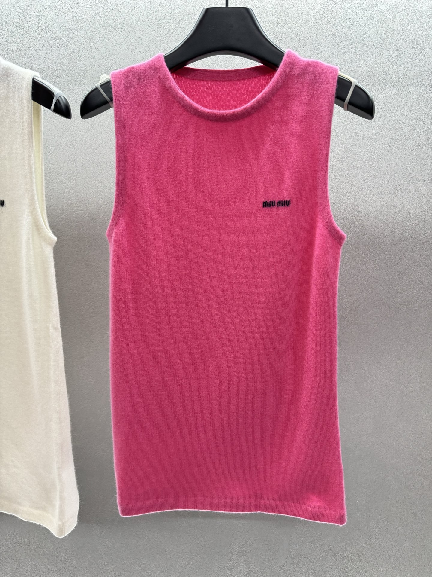 ￼ ❄️2025 Autumn and Winter❄️！MiuMi* 原版1:1！山羊绒针织背心丨精选