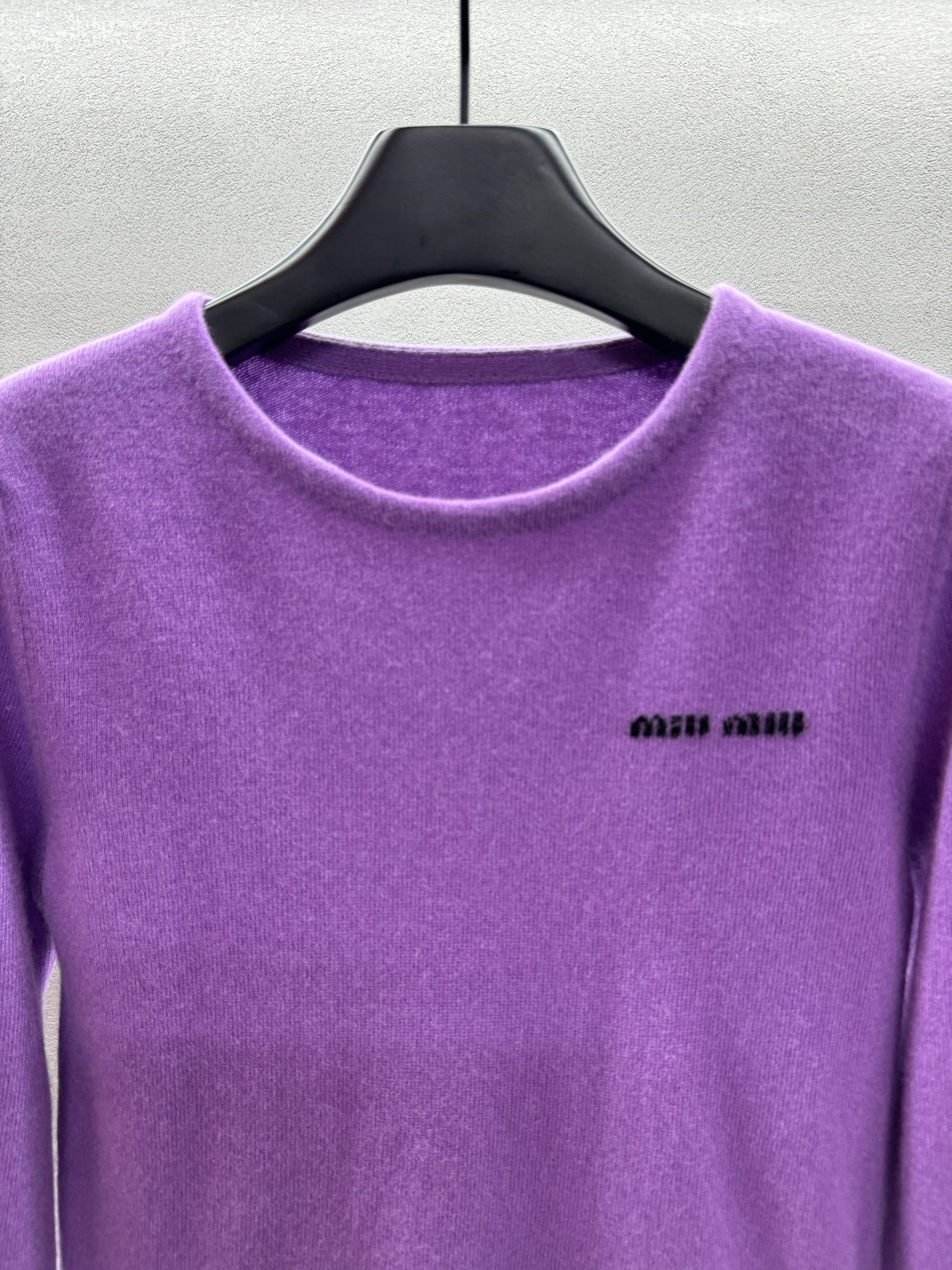 ￼ ❄️2025 Autumn and Winter❄️ ！MiuMi* 原版1:1！羊绒桑蚕丝混纺圆领