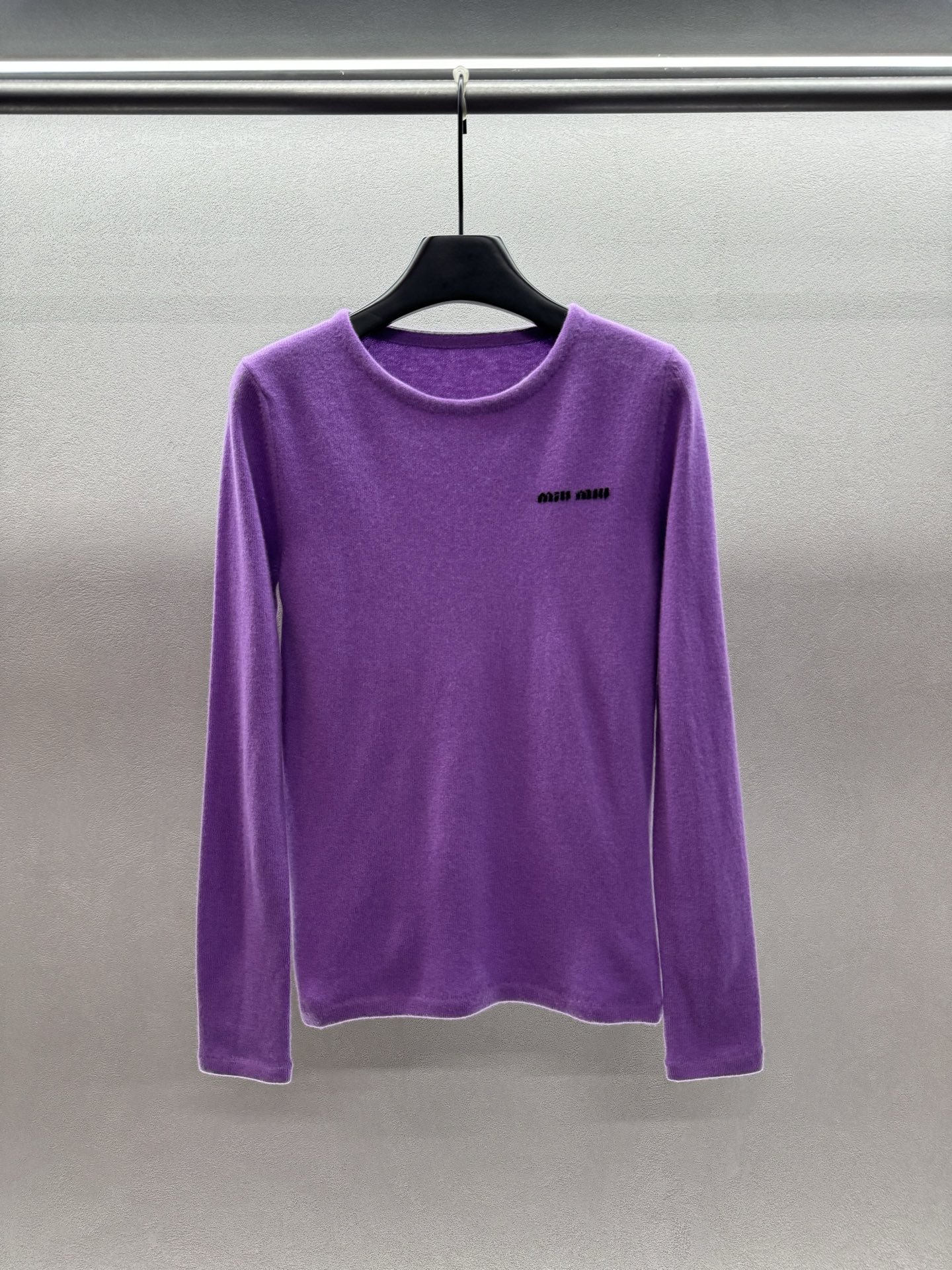 ￼ ❄️2025 Autumn and Winter❄️ ！MiuMi* 原版1:1！羊绒桑蚕丝混纺圆领