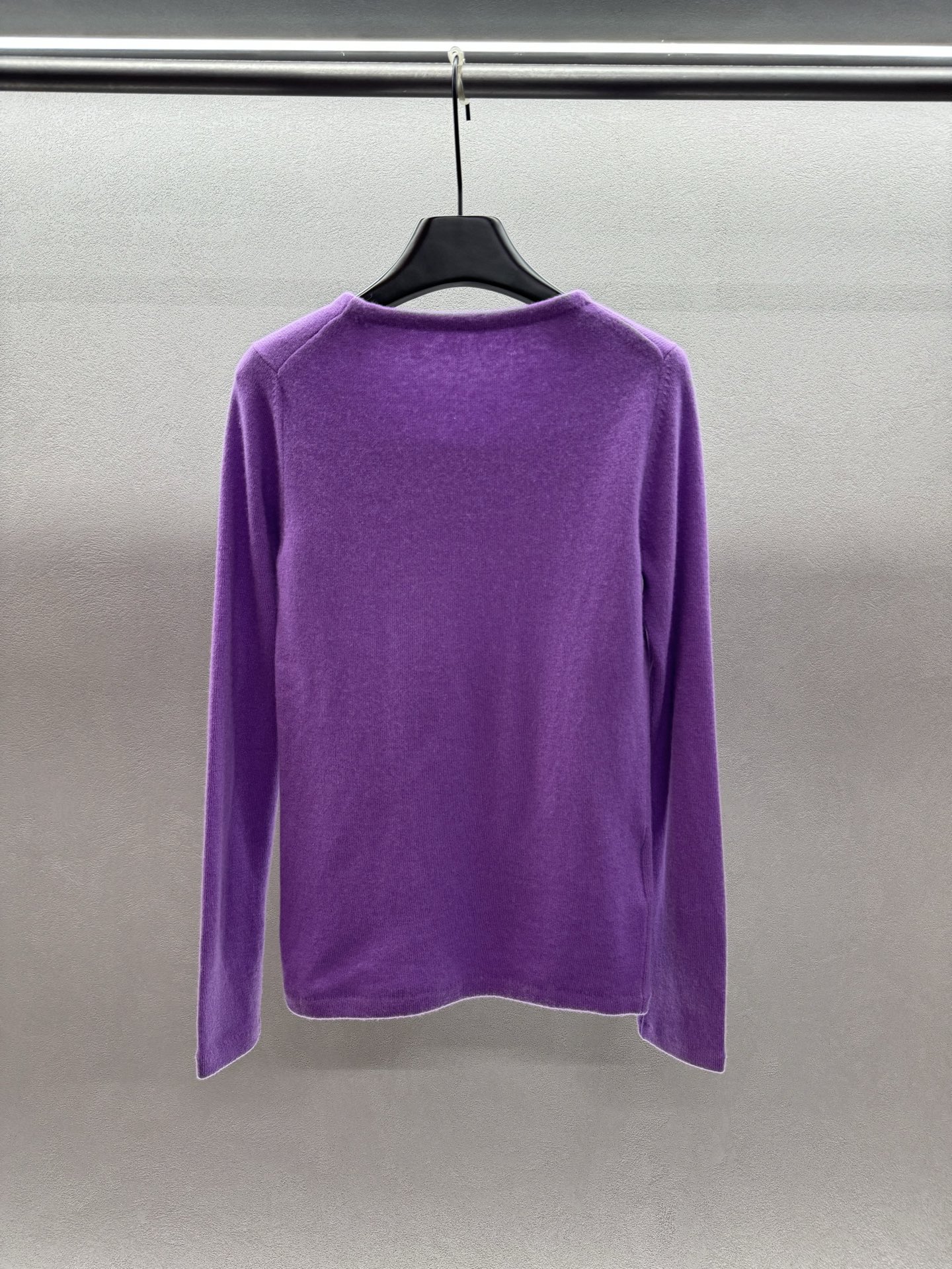 ￼ ❄️2025 Autumn and Winter❄️ ！MiuMi* 原版1:1！羊绒桑蚕丝混纺圆领