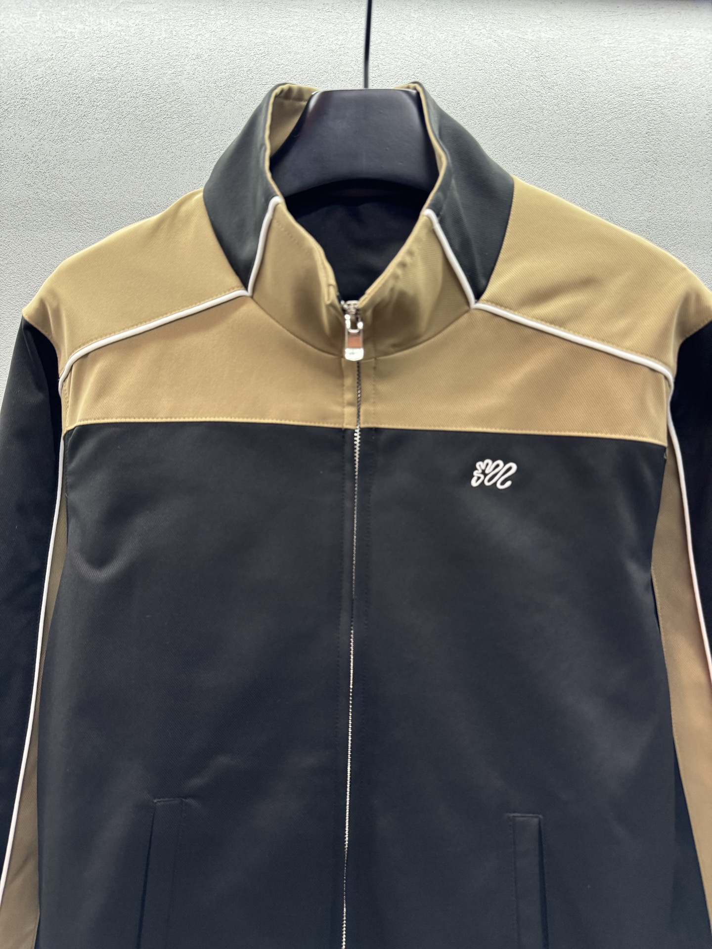 ￼ ❄️2025 Autumn and Winter❄️！manzan*illa，撞色条纹立领夹克，融入