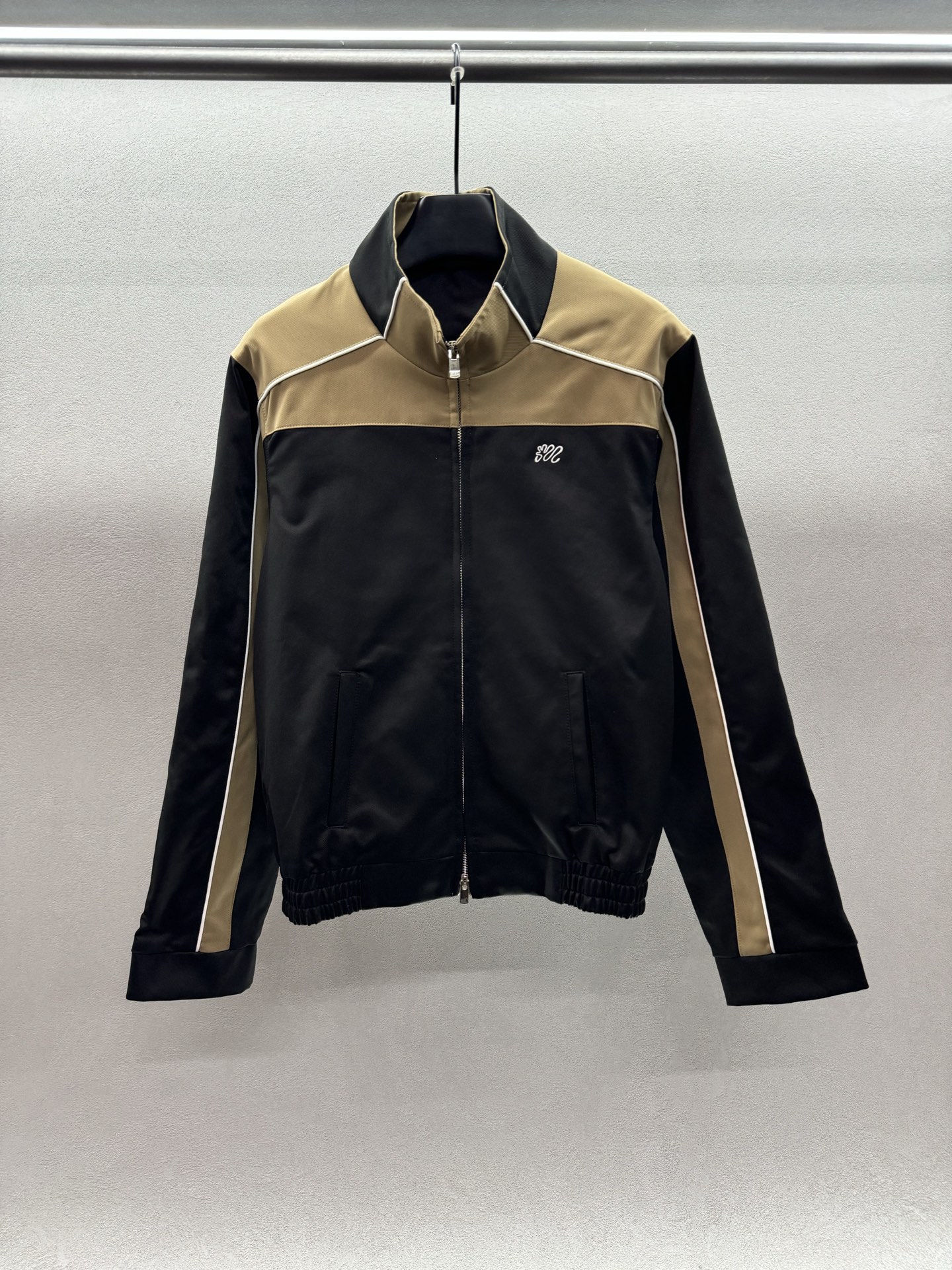 ￼ ❄️2025 Autumn and Winter❄️！manzan*illa，撞色条纹立领夹克，融入