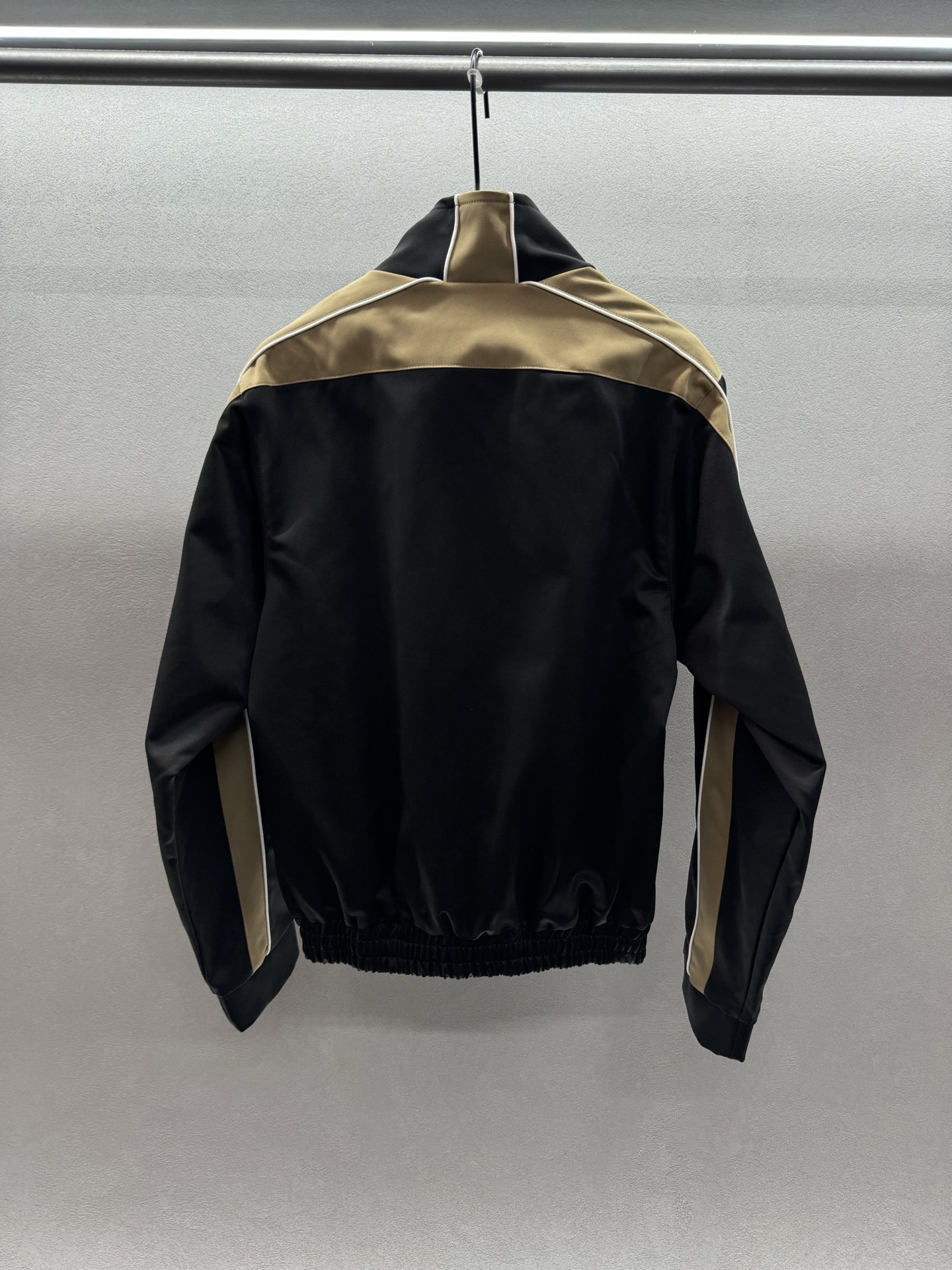 ￼ ❄️2025 Autumn and Winter❄️！manzan*illa，撞色条纹立领夹克，融入