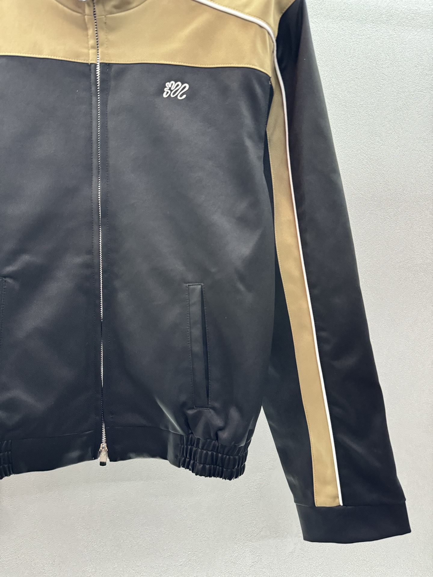 ￼ ❄️2025 Autumn and Winter❄️！manzan*illa，撞色条纹立领夹克，融入