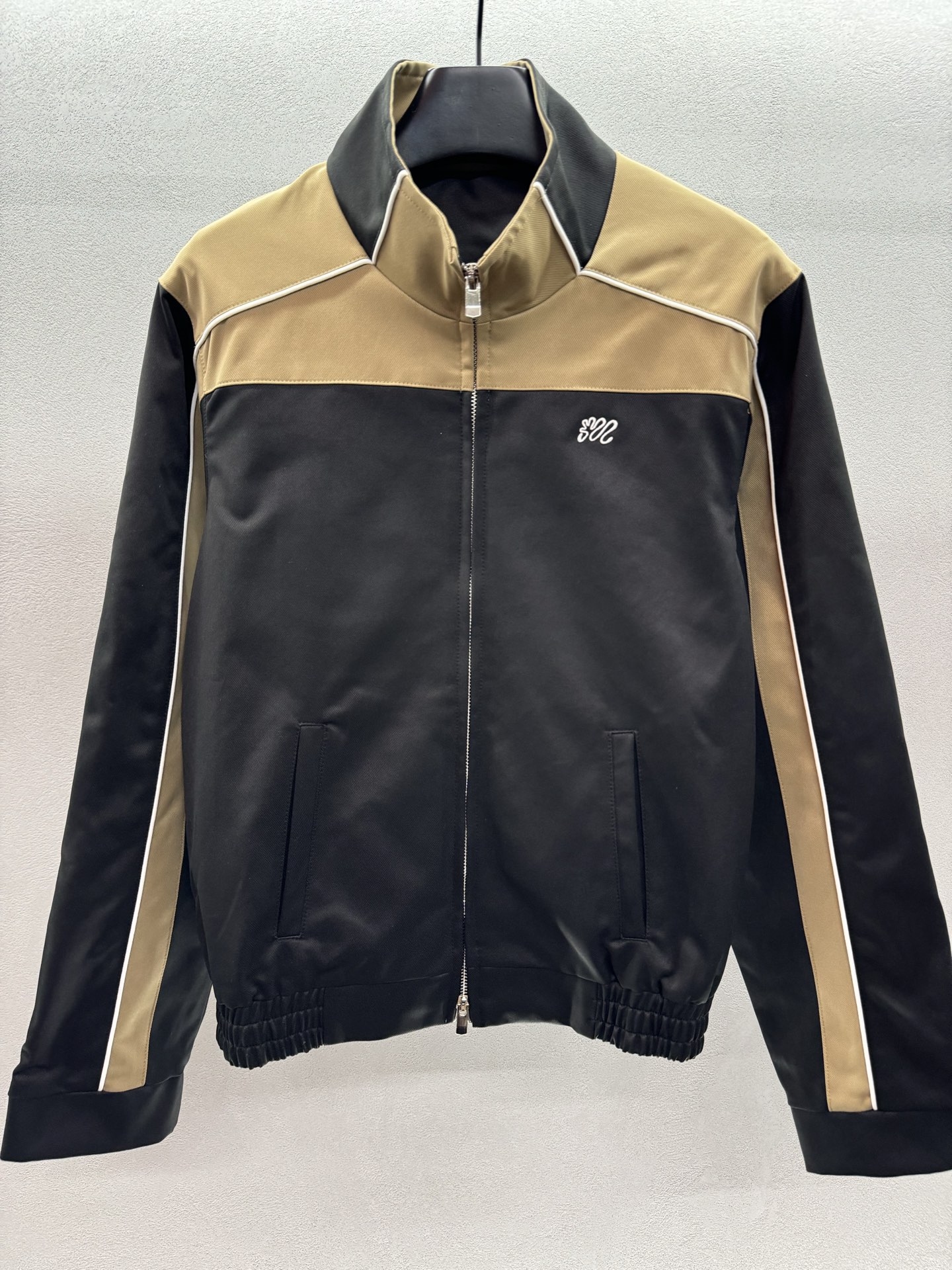 ￼ ❄️2025 Autumn and Winter❄️！manzan*illa，撞色条纹立领夹克，融入