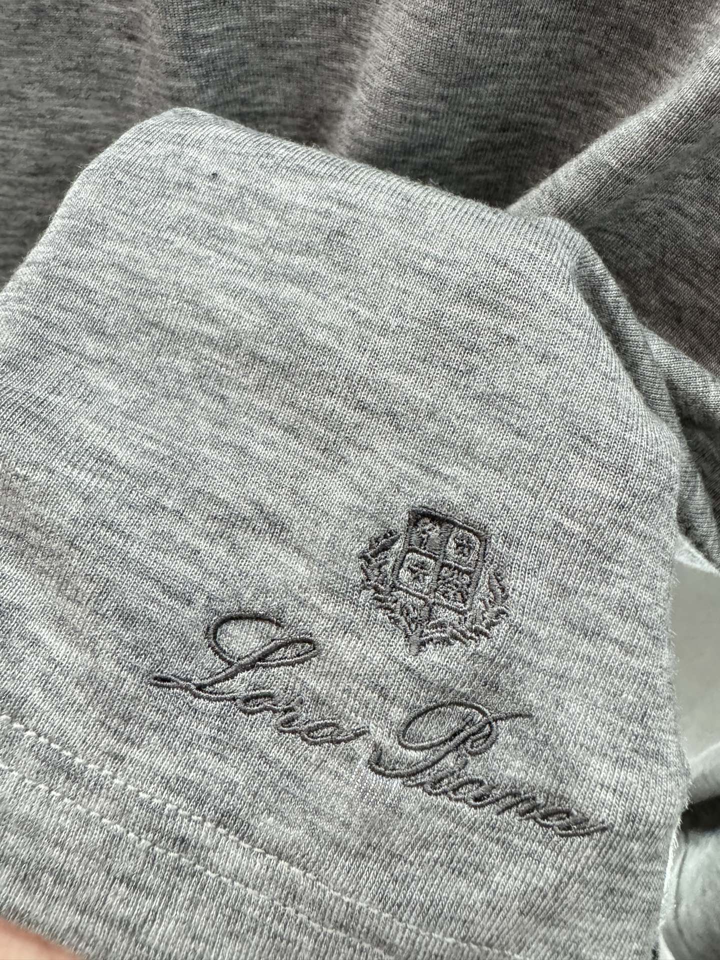 ￼ ❄️2025 Autumn and Winter❄️！Loro Pia*na三色刺绣logo上衣长袖